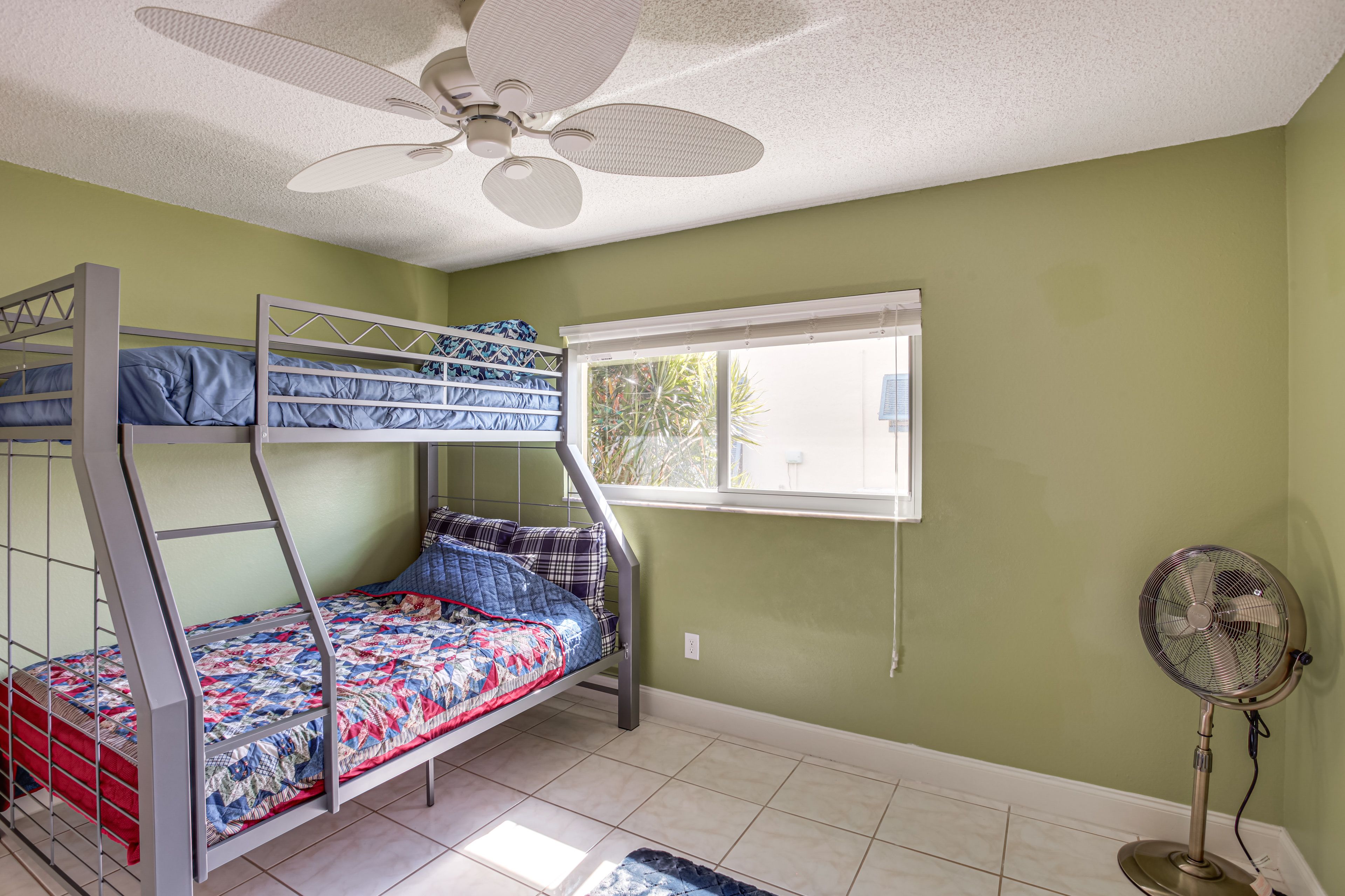 Bedroom 3 | Twin/Full Bunk Bed