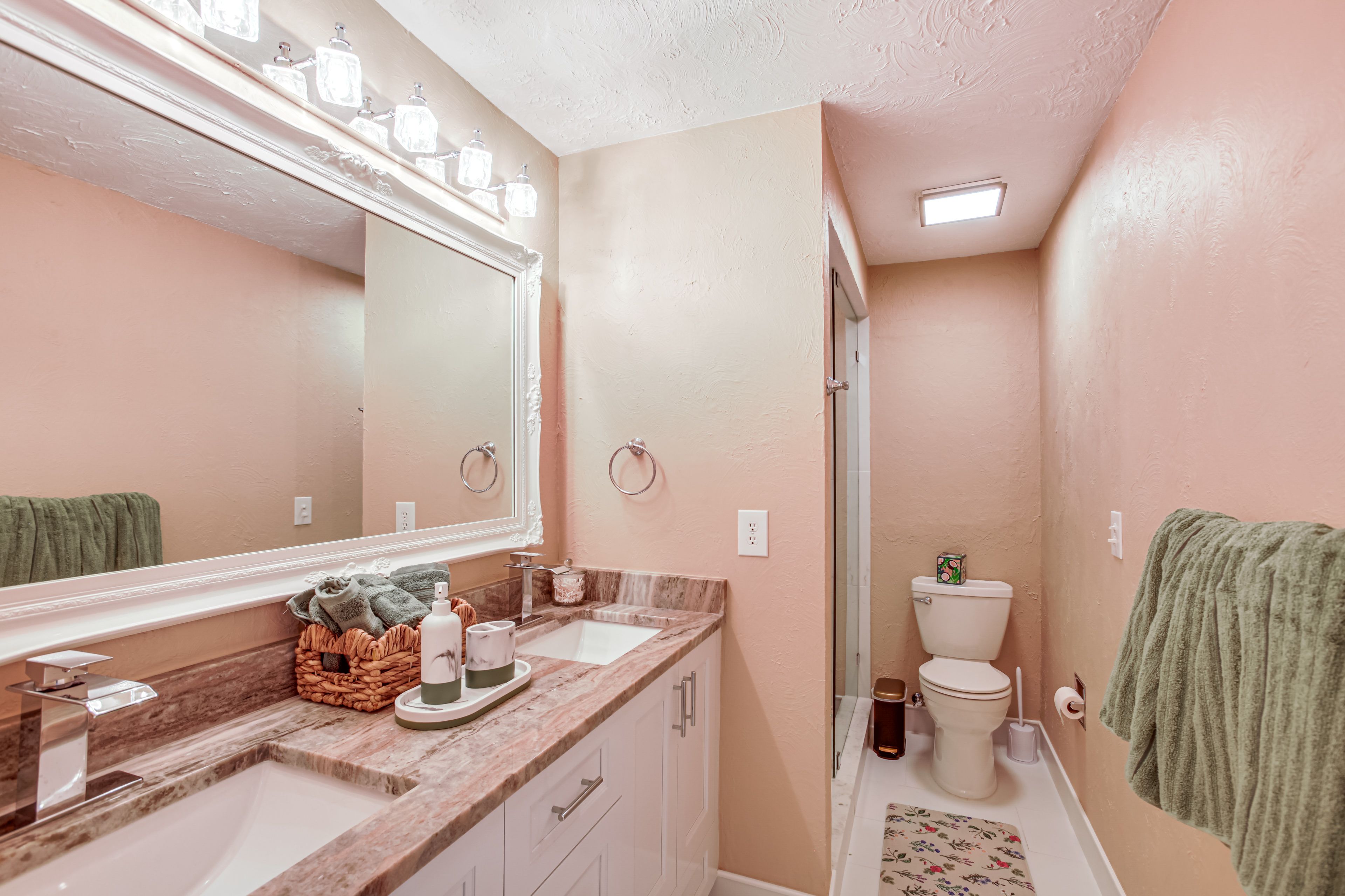 Full Bathroom | Complimentary Toiletries