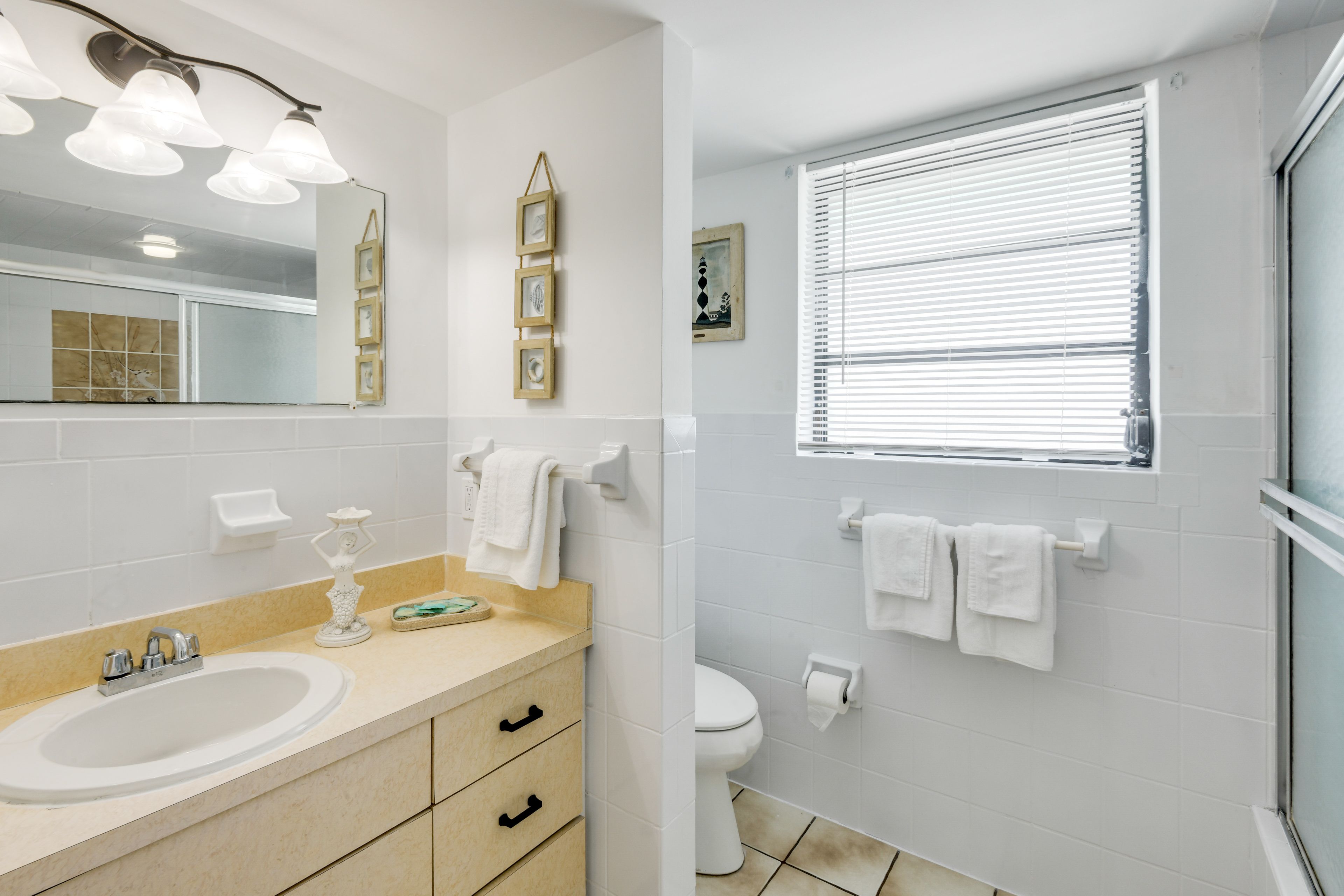 Full Bathroom | 2nd Floor