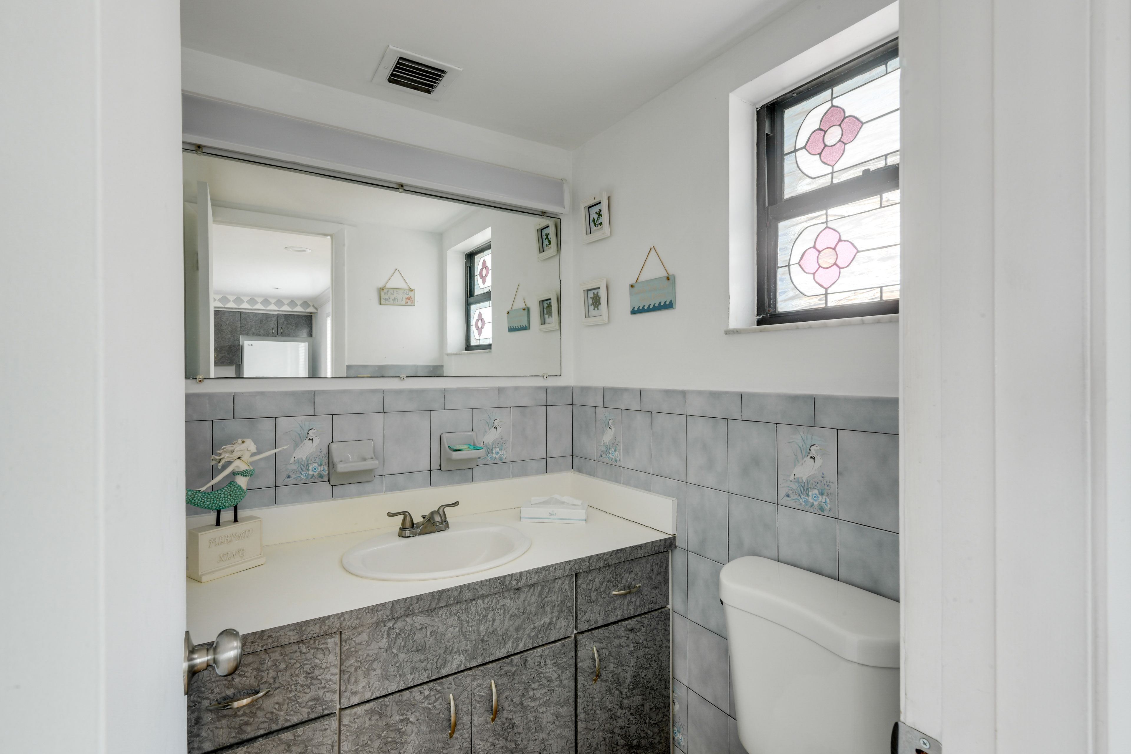 Half Bathroom | 1st Floor | Complimentary Toiletries | Towels Provided