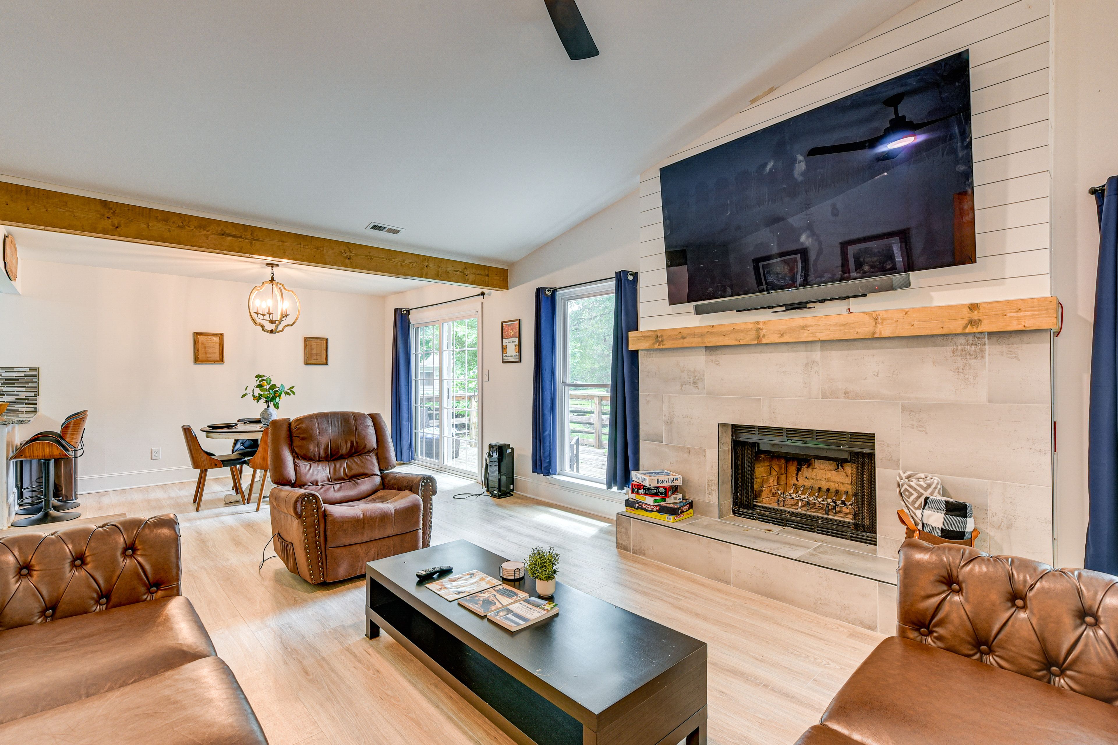 Living Room | Free WiFi | Central A/C & Heating | Smart TV