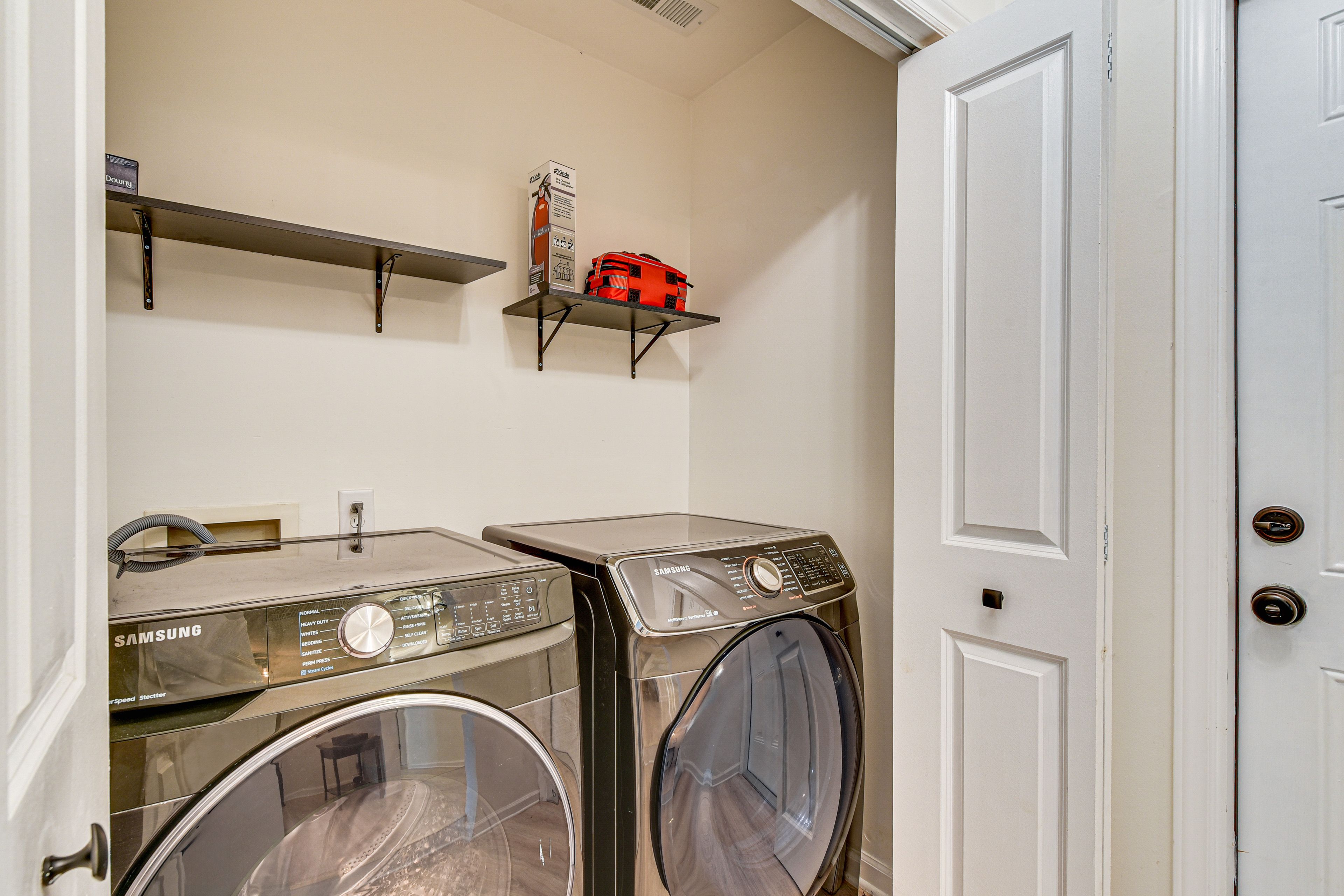 Laundry Closet | Washer & Dryer