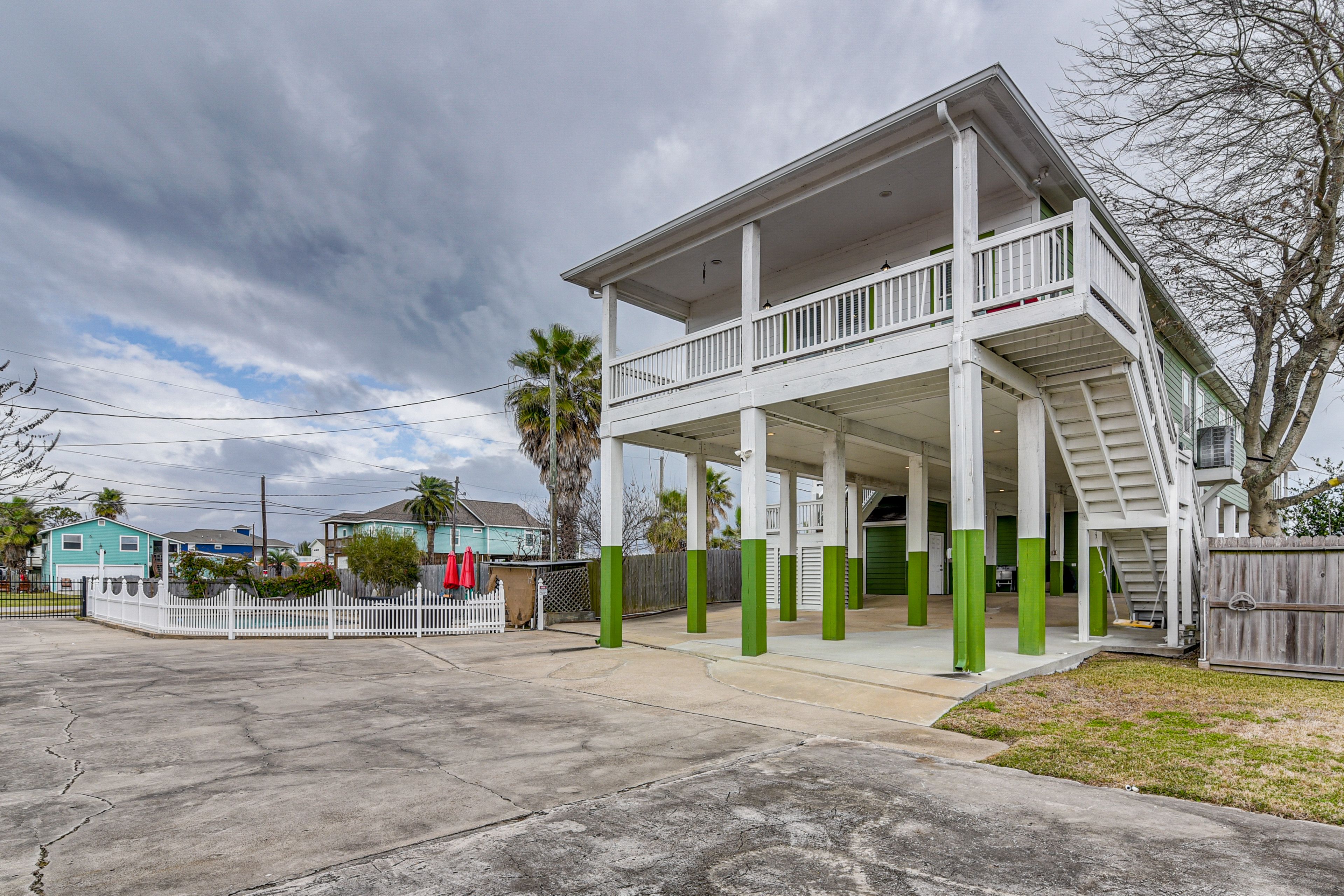 Parking | Driveway (6 Vehicles)