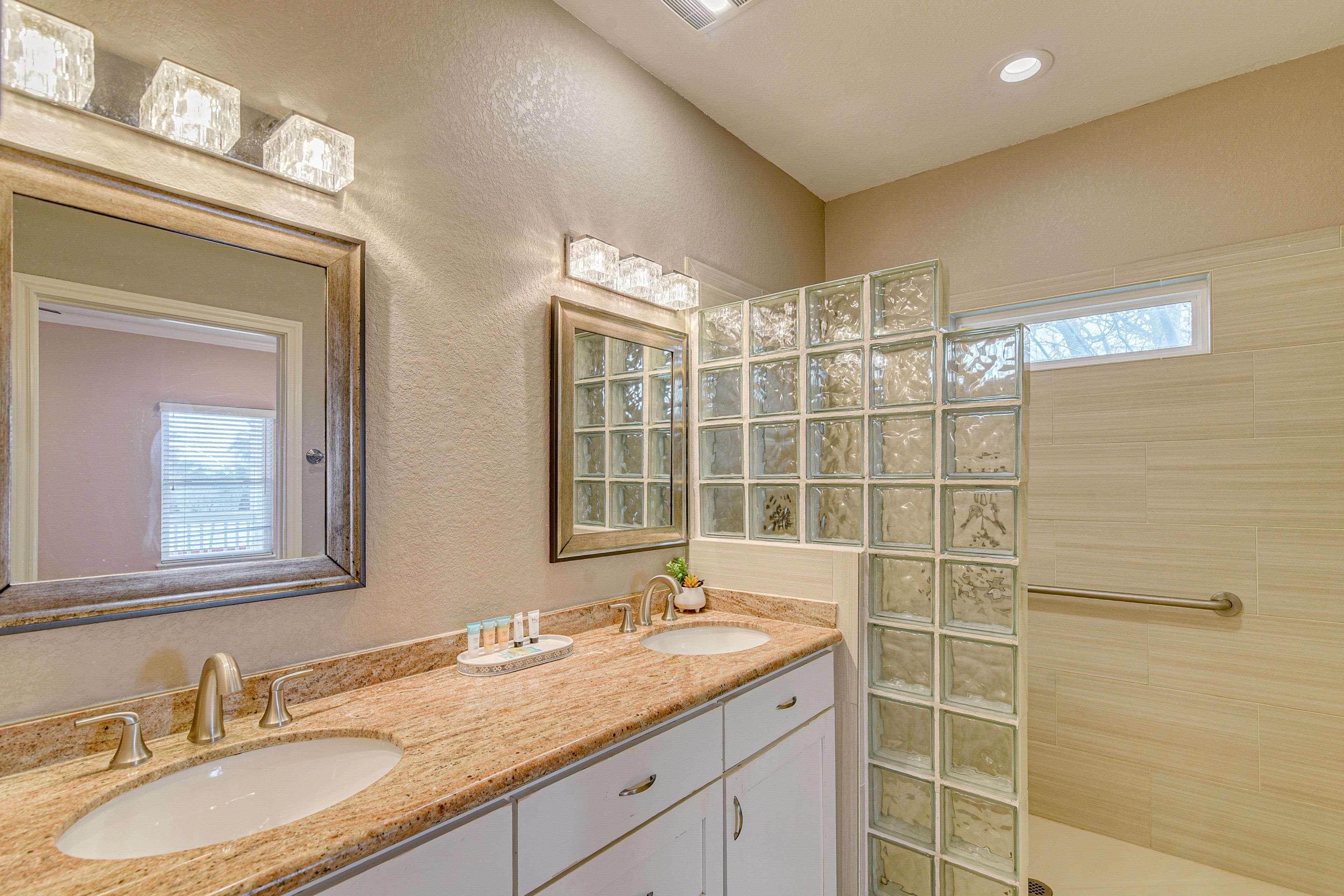 En-Suite Bath | Upper Level