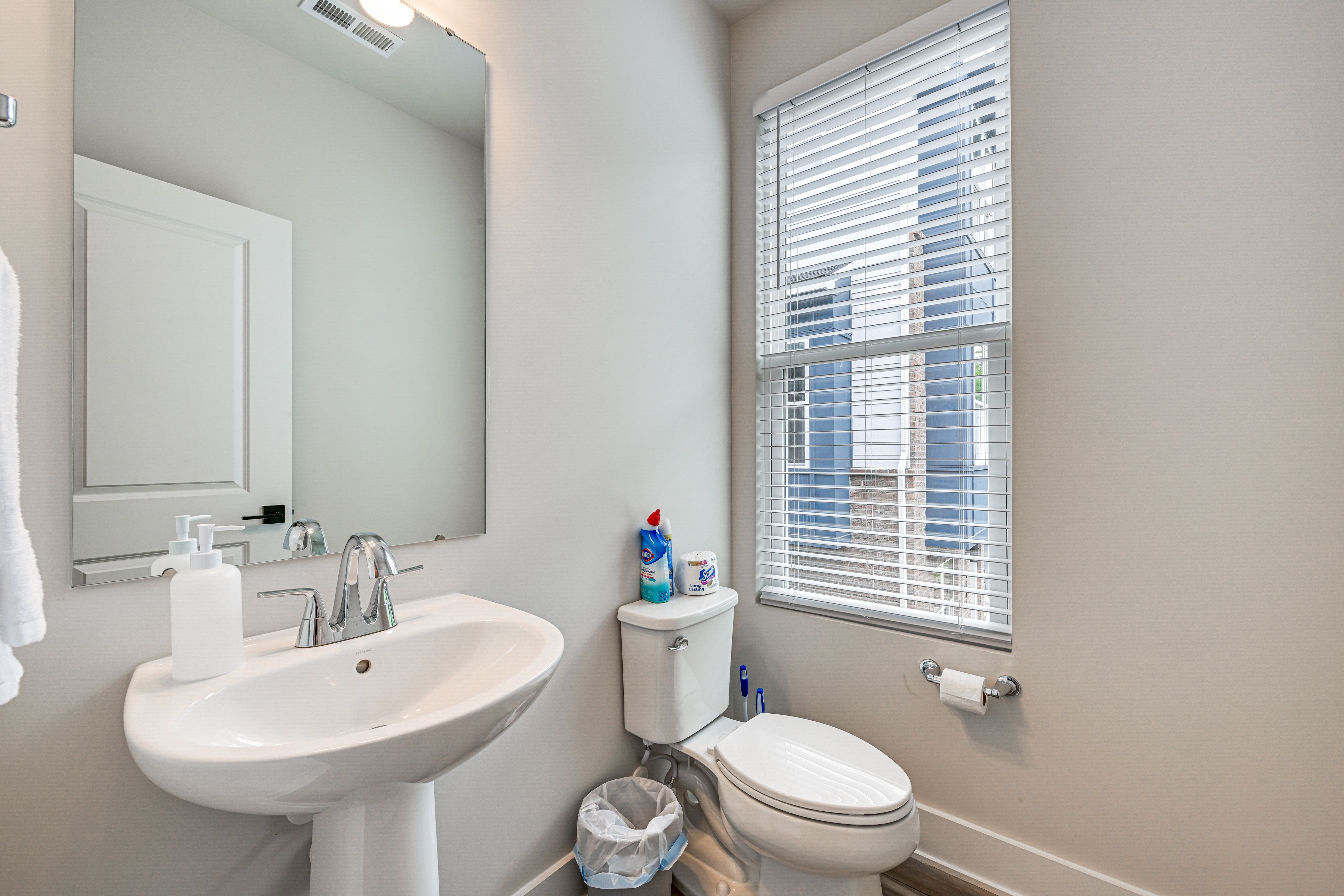 Half Bathroom | 2nd Floor | Towels Provided