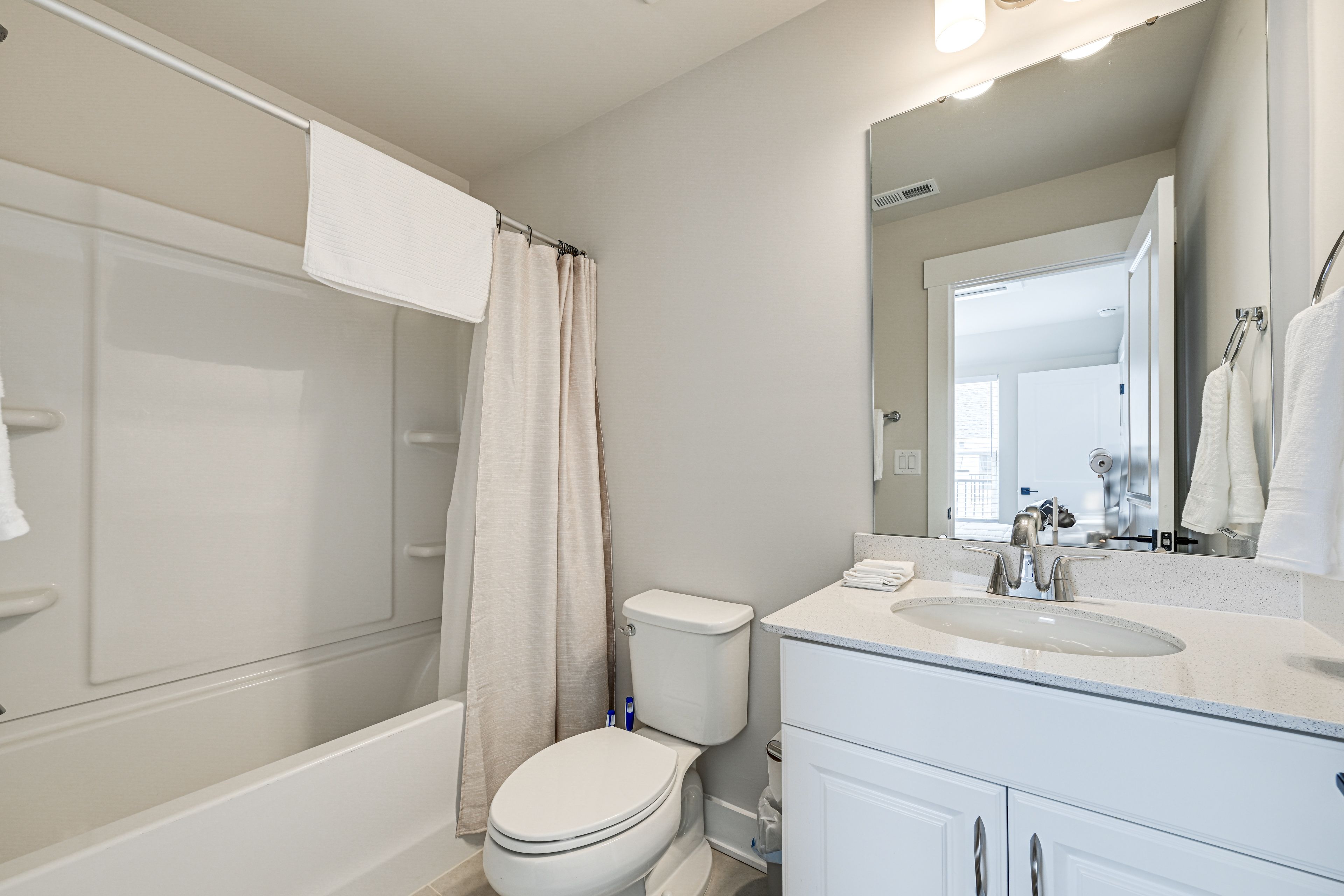 Full Bathroom | 4th Floor