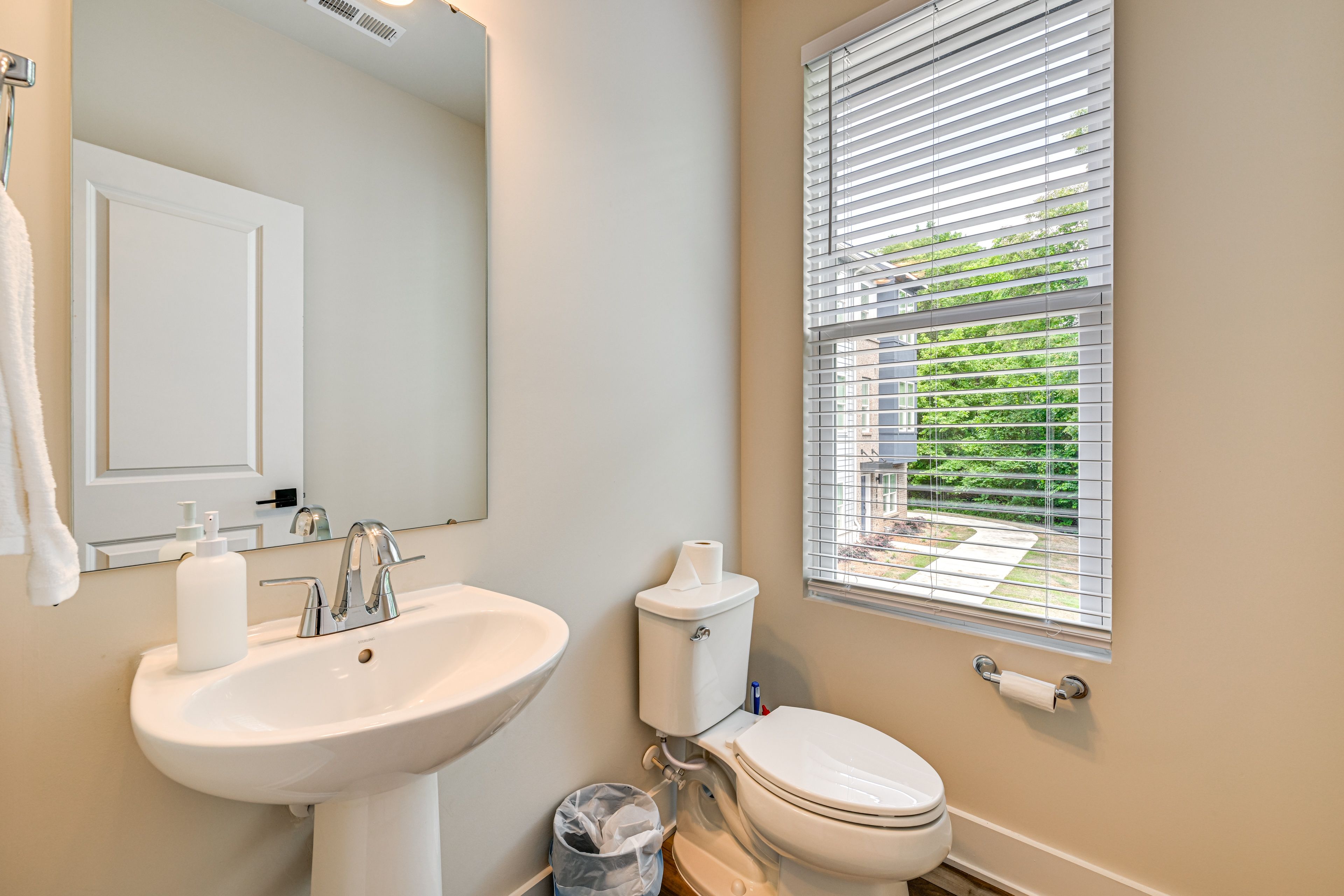 Half Bathroom | 2nd Floor | Towels Provided