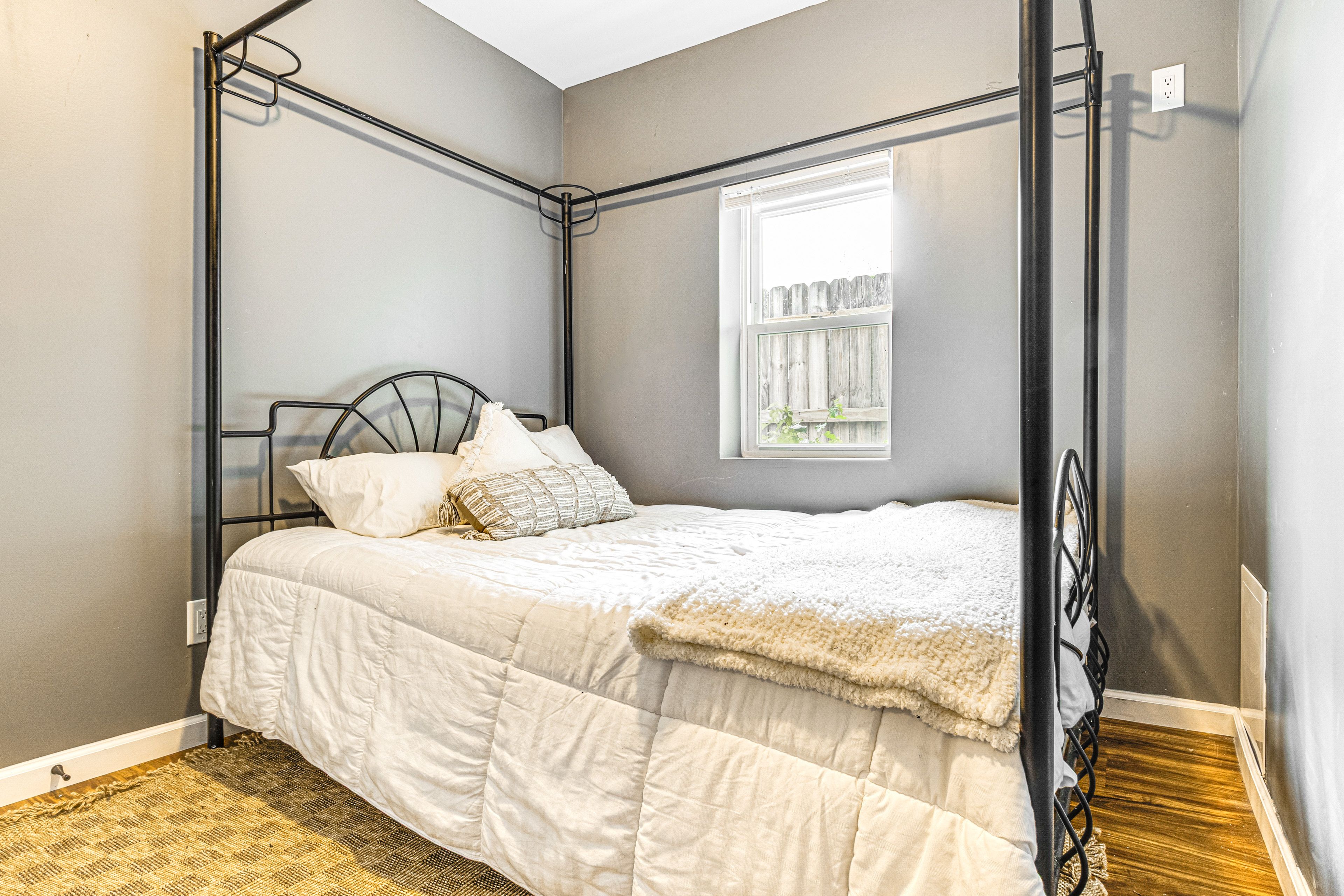 Bedroom 1 | Queen Bed