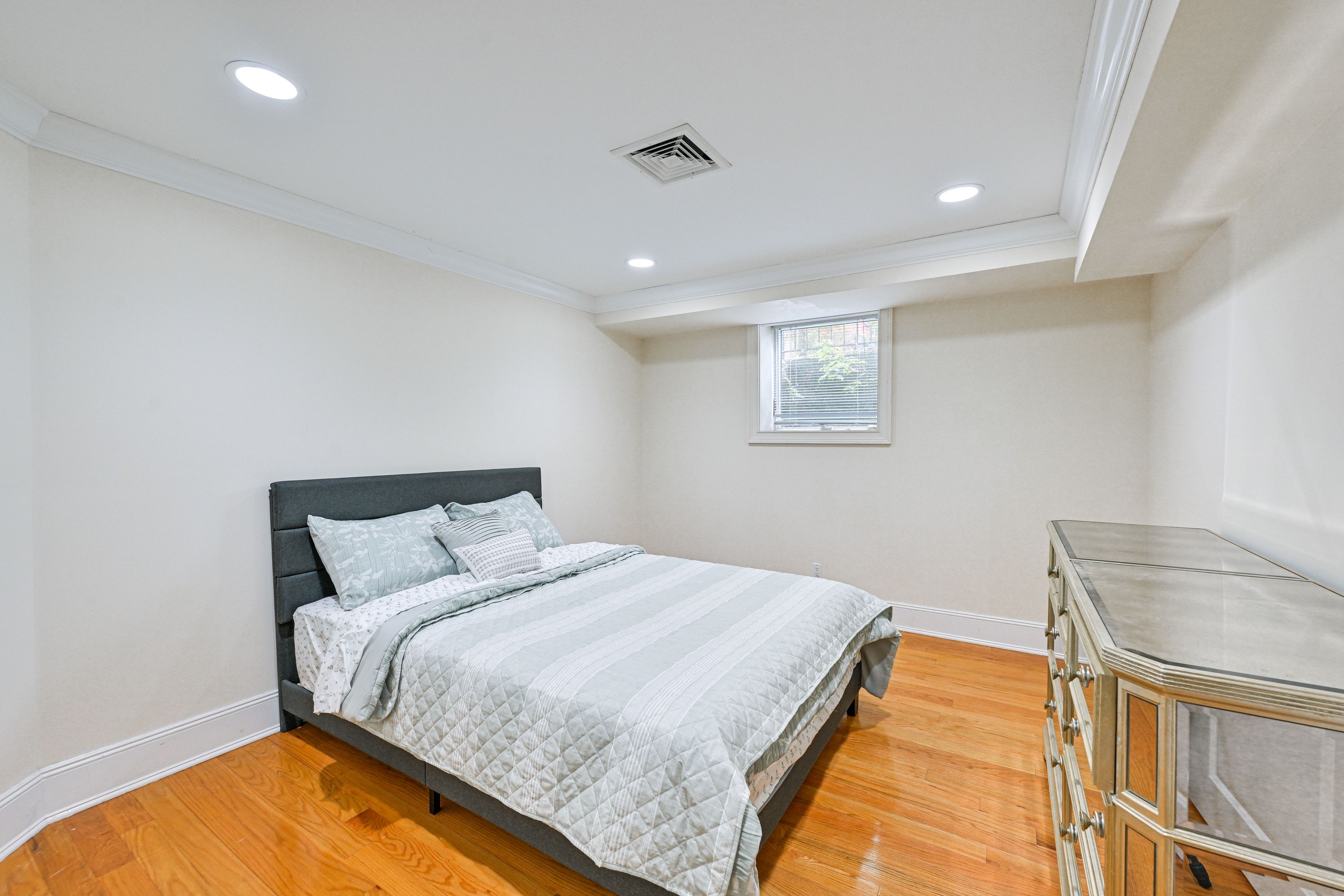 Bedroom 7 | Queen Bed | 1st Floor