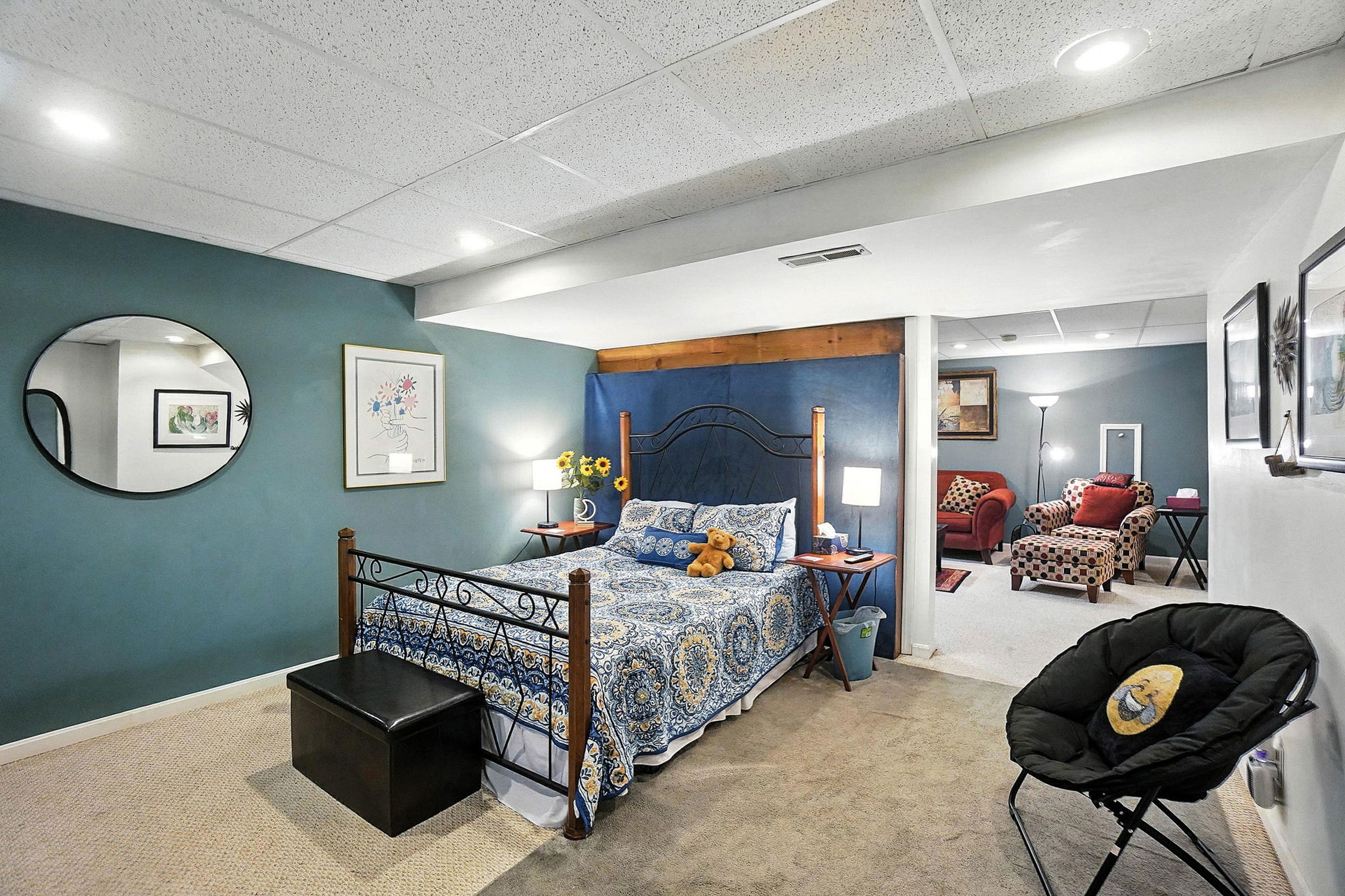 Bedroom | Queen Bed | Smart TV