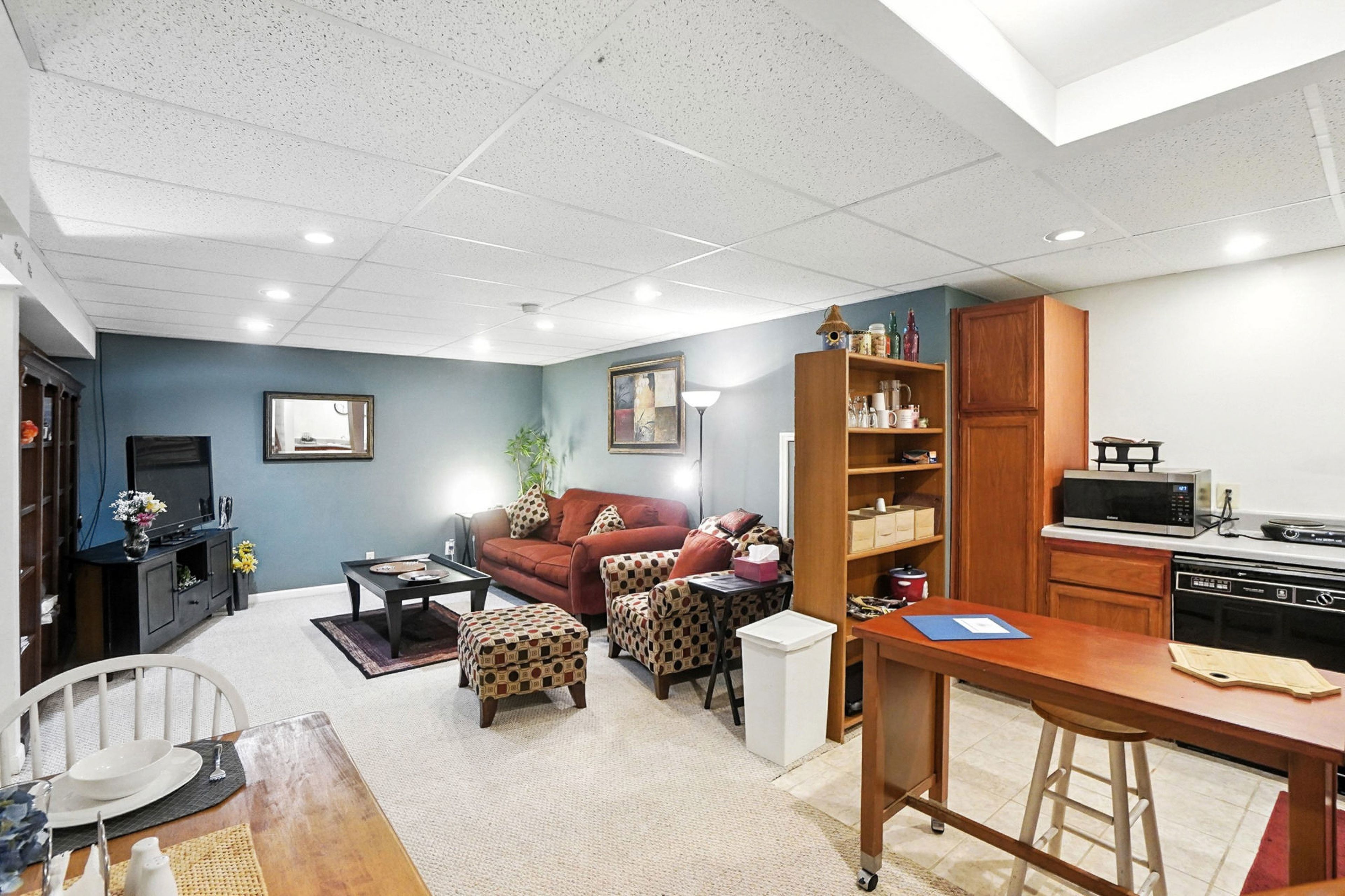 Cincinnati Vacation Rental | 1BR | 1BA | 800 Sq Ft | Stairs Required