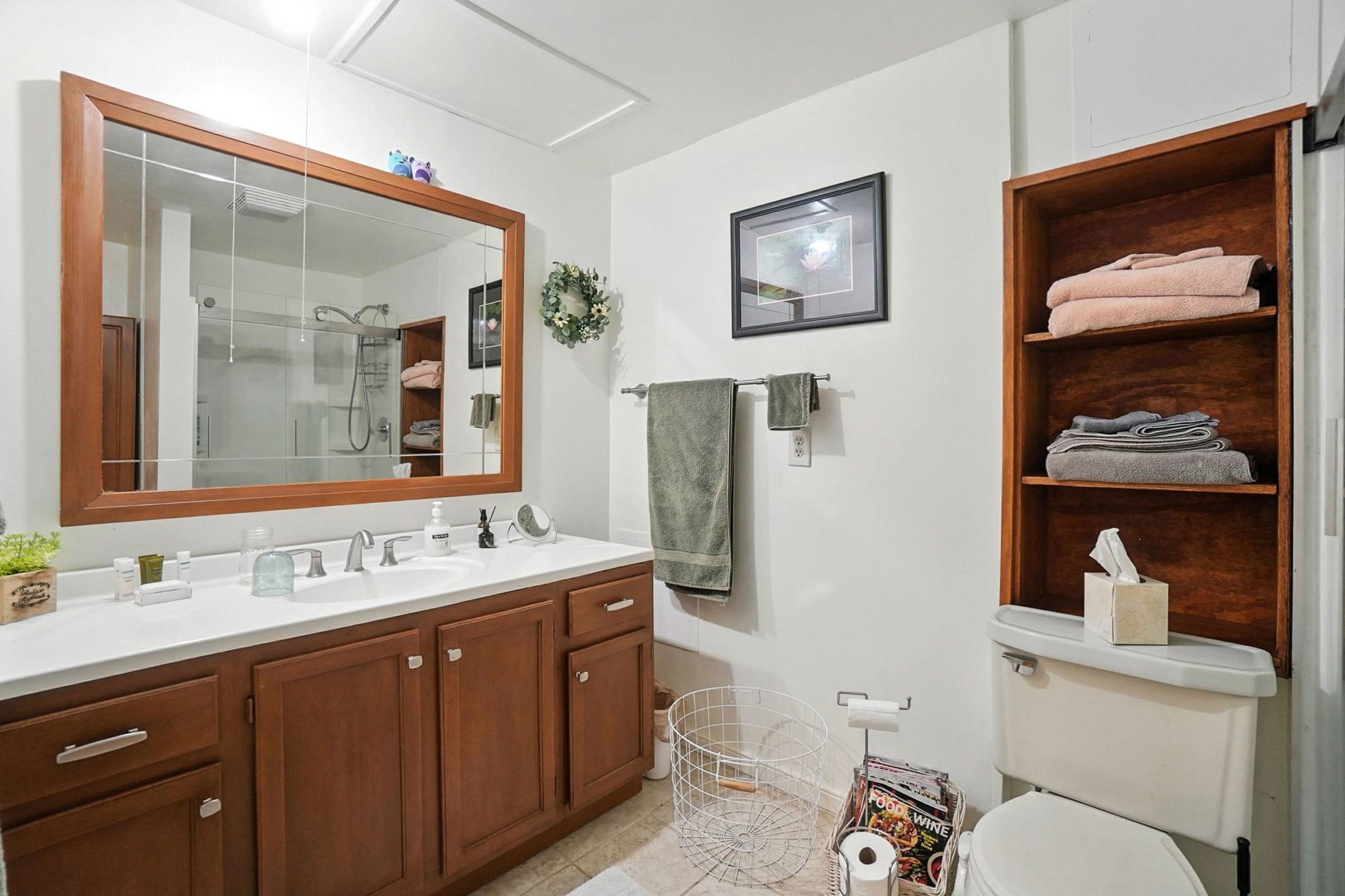 Full Bathroom | Towels Provided | Complimentary Toiletries