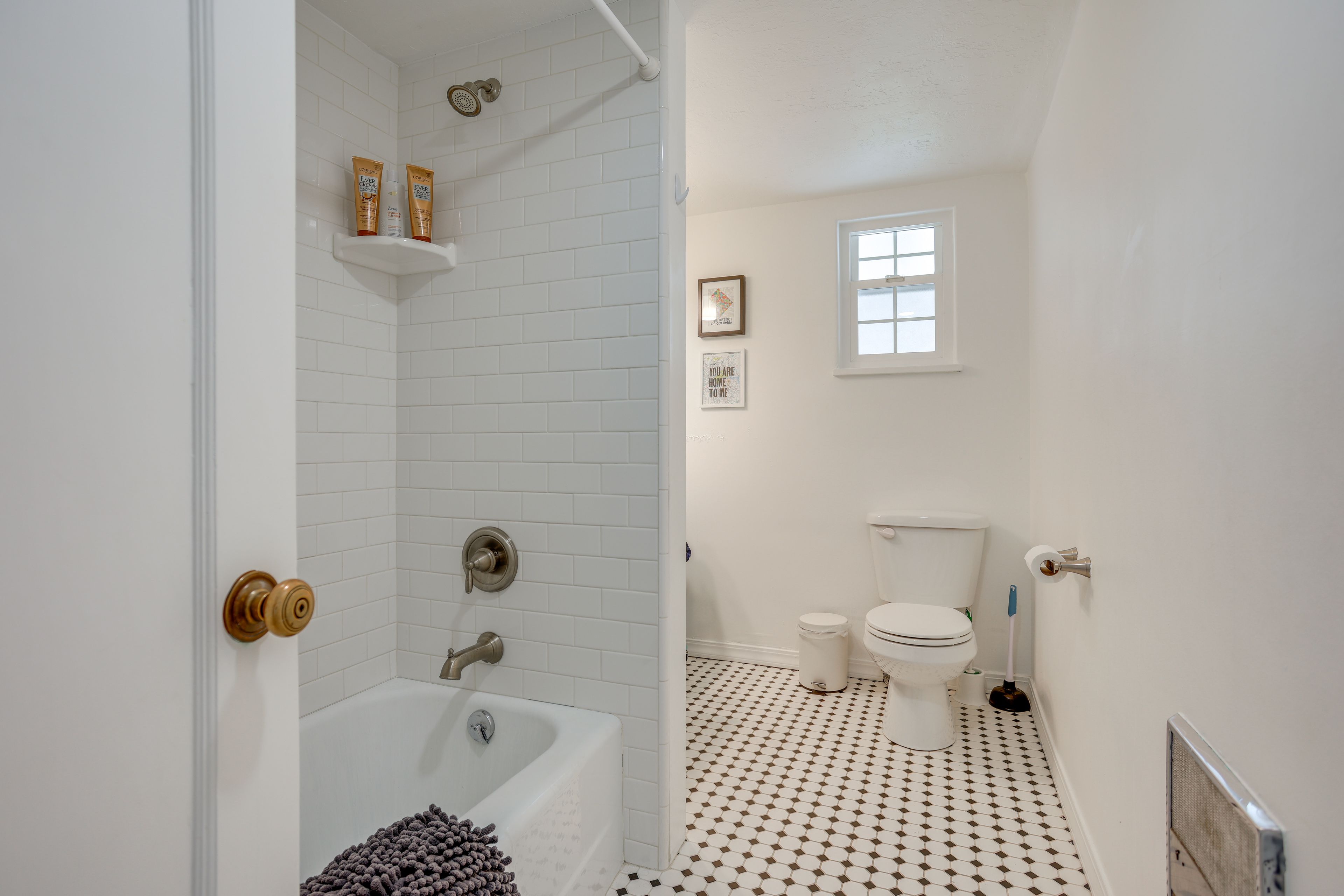 Full Bathroom | 1st Floor | Towels & Linens Provided