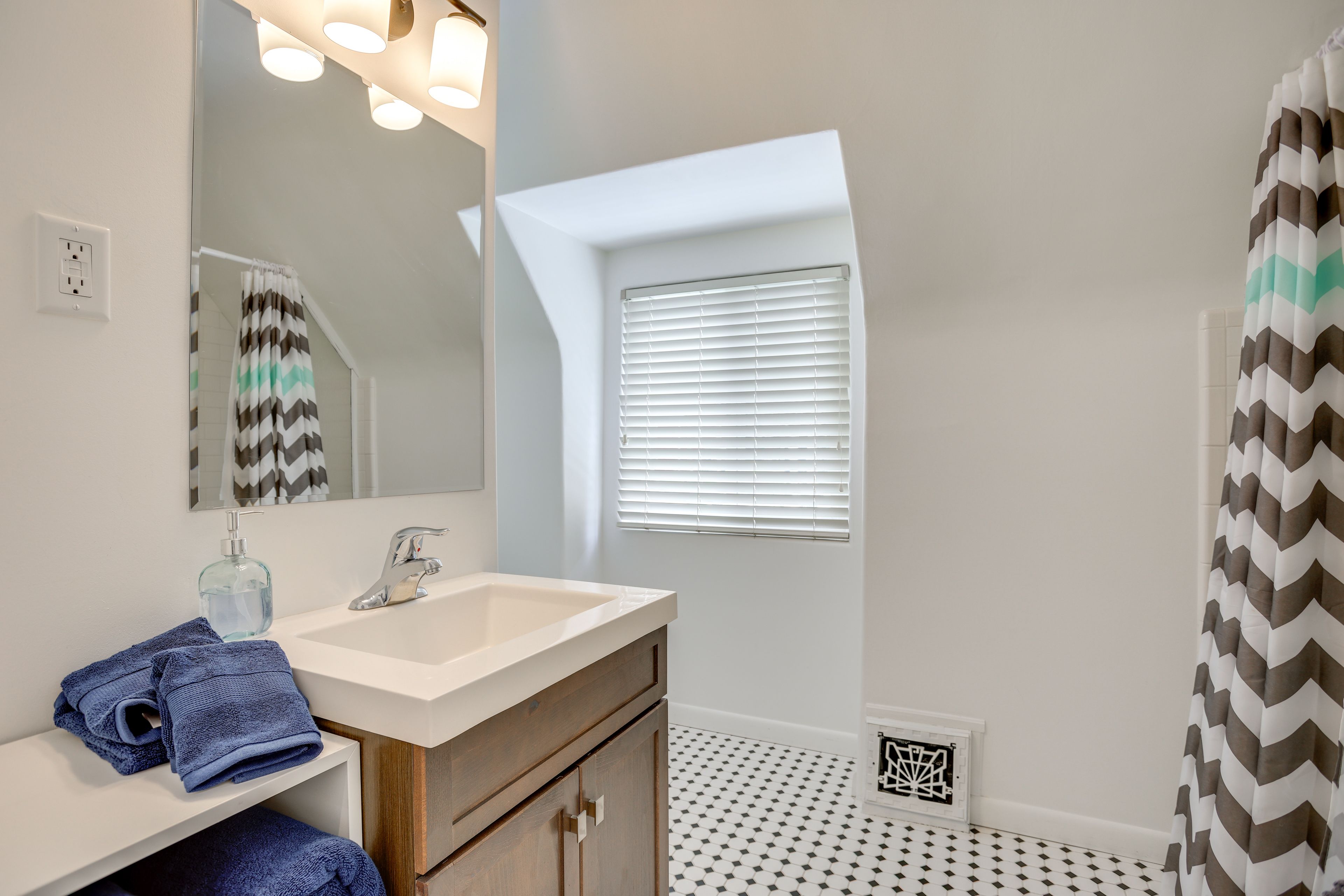 Full Bathroom | 2nd Floor