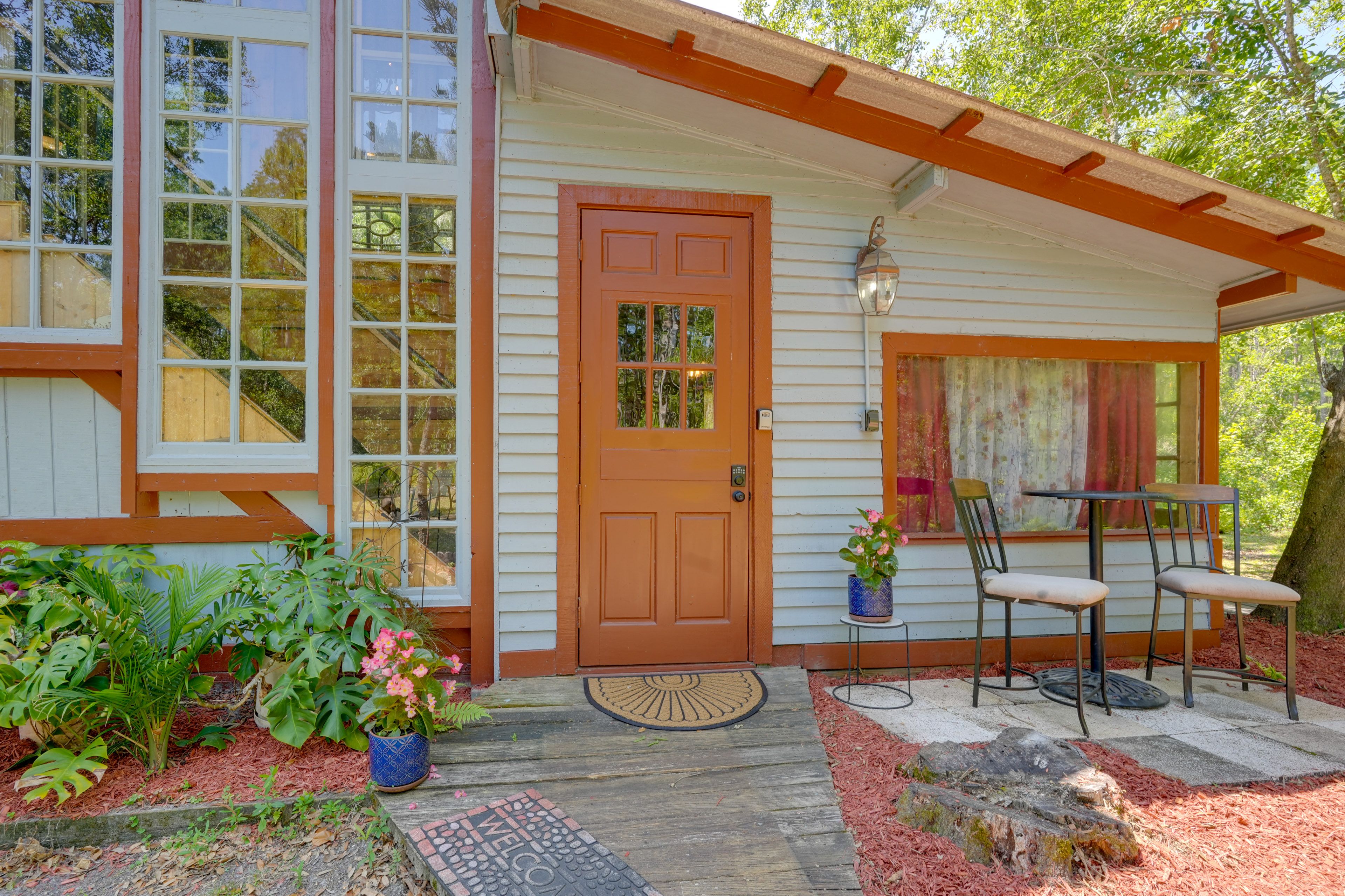 Property Exterior | Driveway (4 Vehicles)