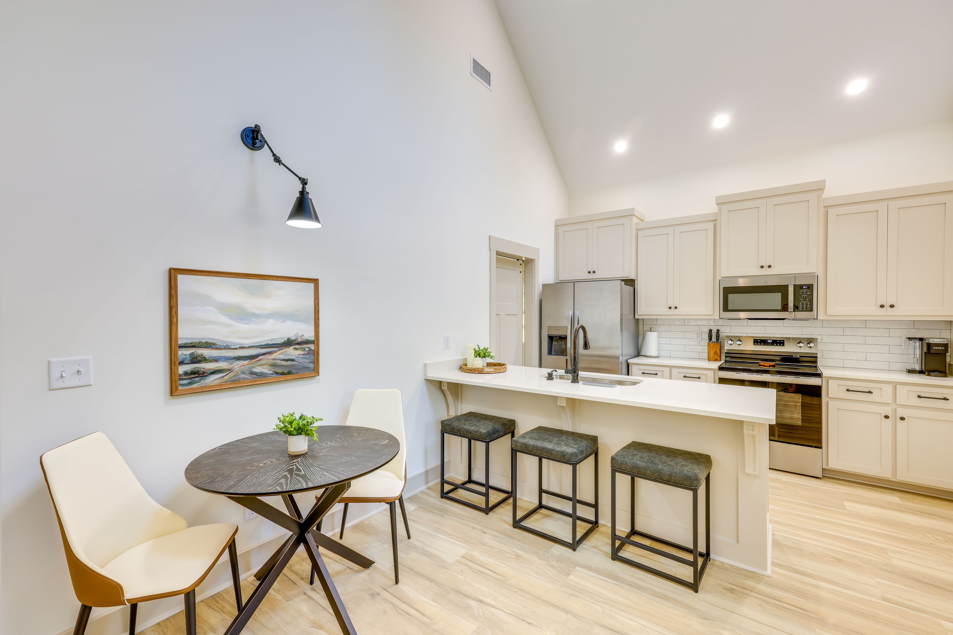 Kitchen | Dining Table | Free WiFi | Central Air Conditioning/Heat