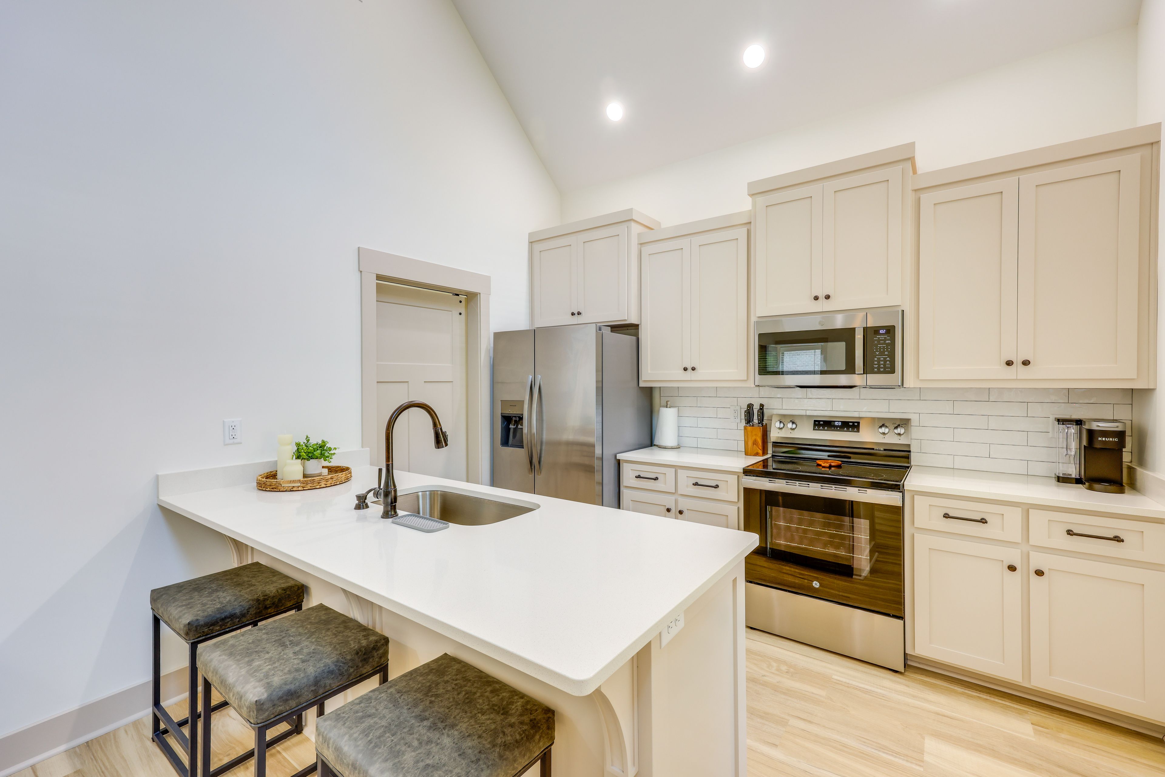 Kitchen | Dishwasher | Dishware/Flatware Provided