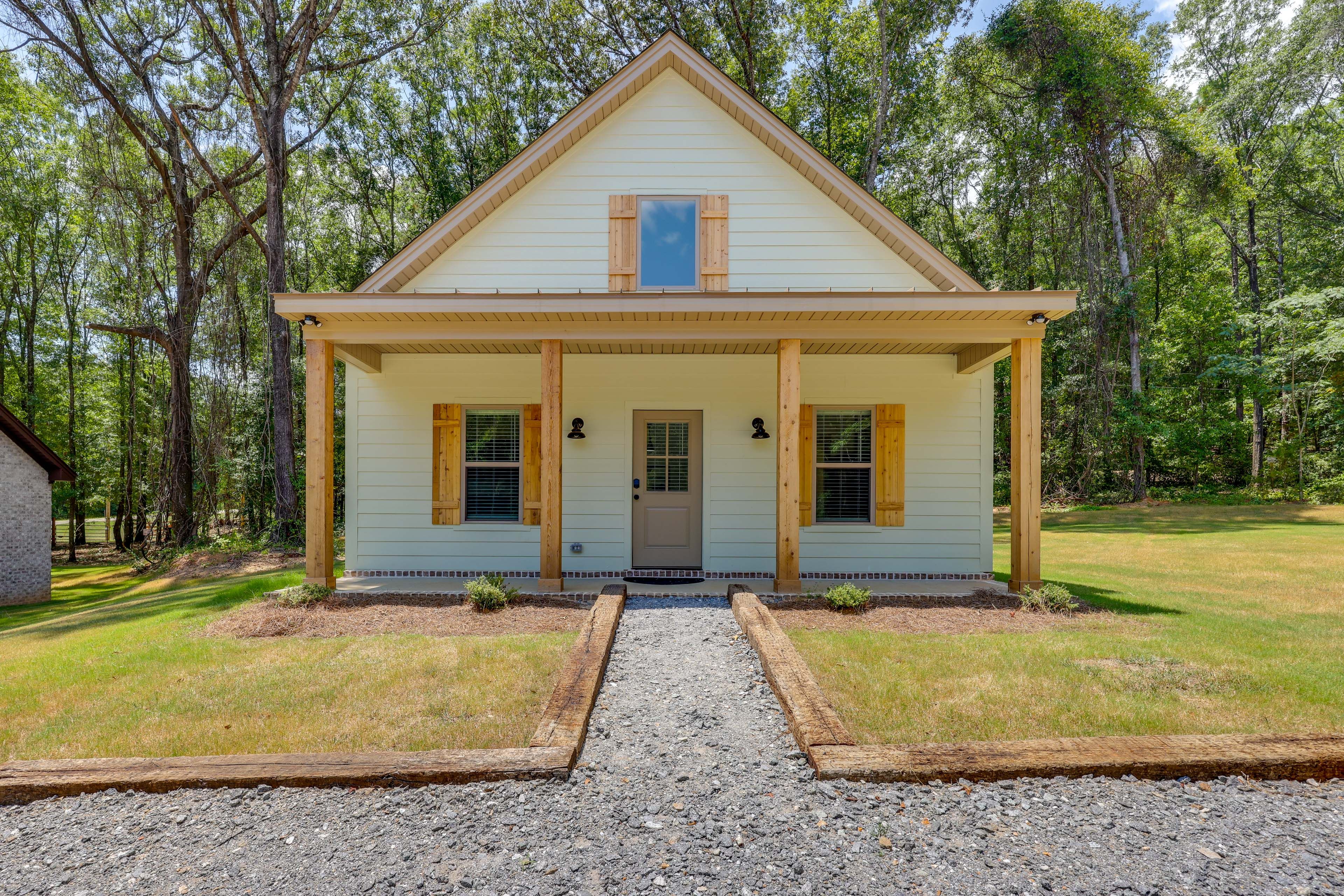 Millbrook Vacation Rental | 2BR | 2BA | 885 Sq Ft | Step to Enter