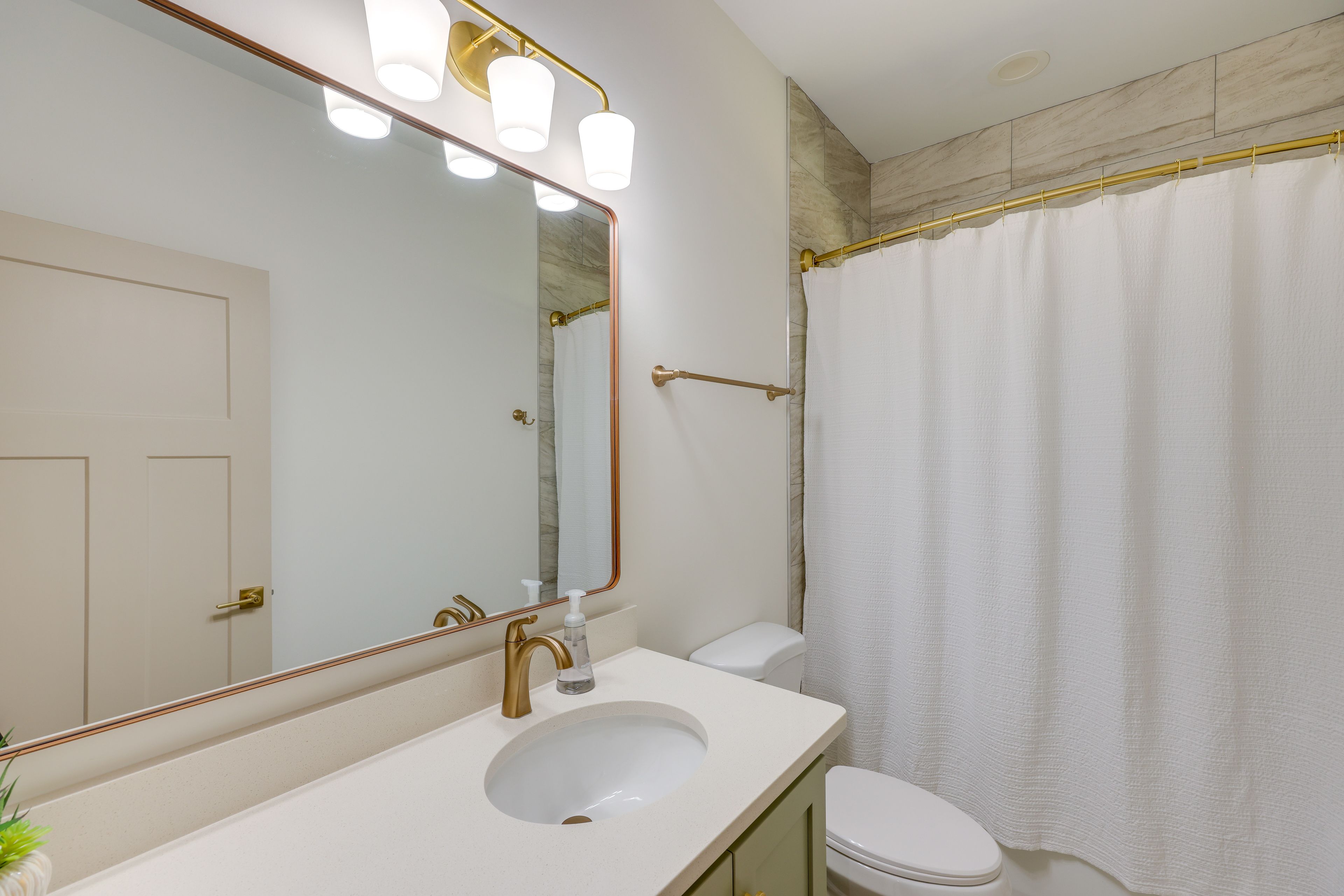Full Bathroom | Towels Provided | Complimentary Toiletries | Hair Dryer
