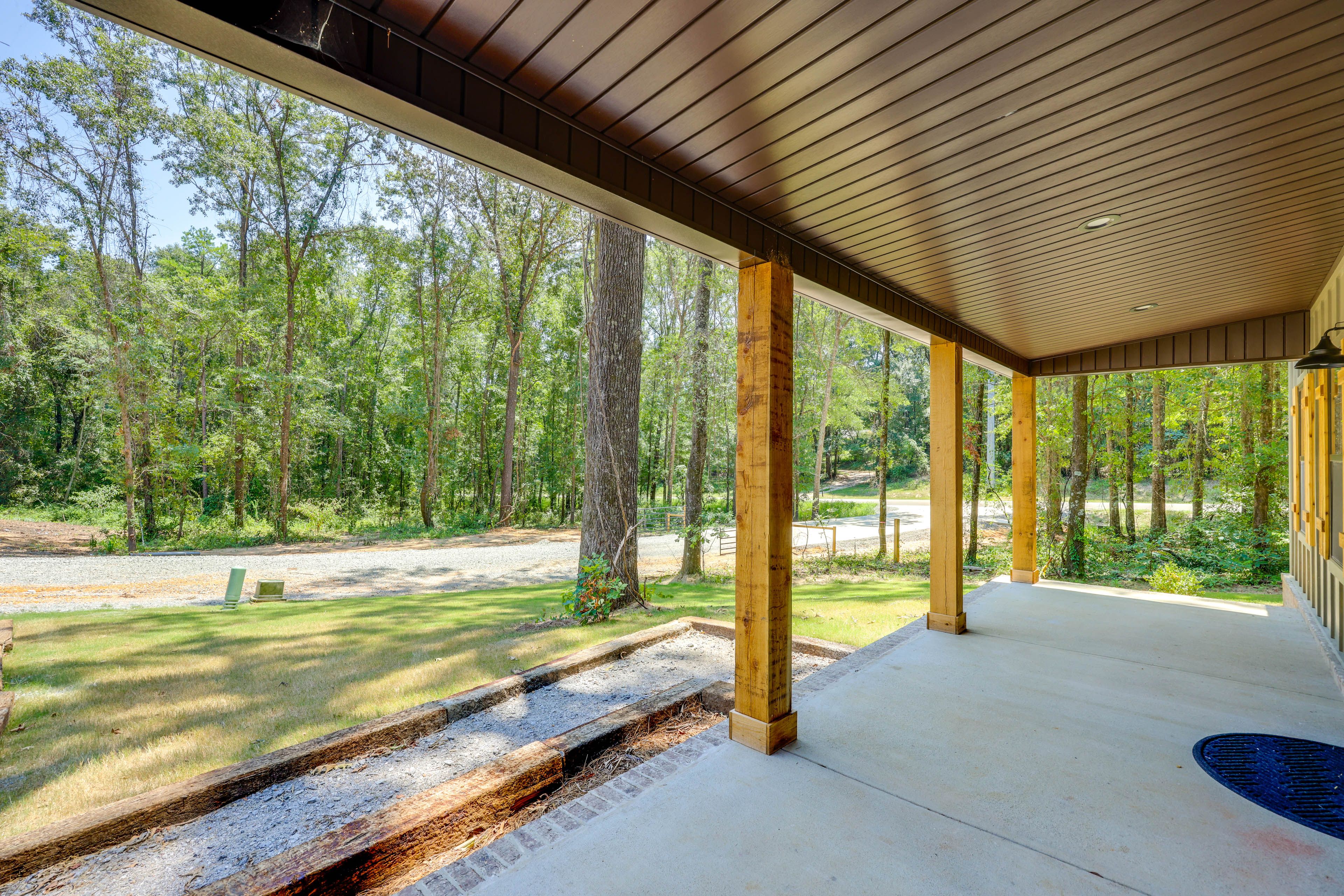 Front Porch | Single-Story House | 6 Mi to RTJ Capitol Hill Golf Course
