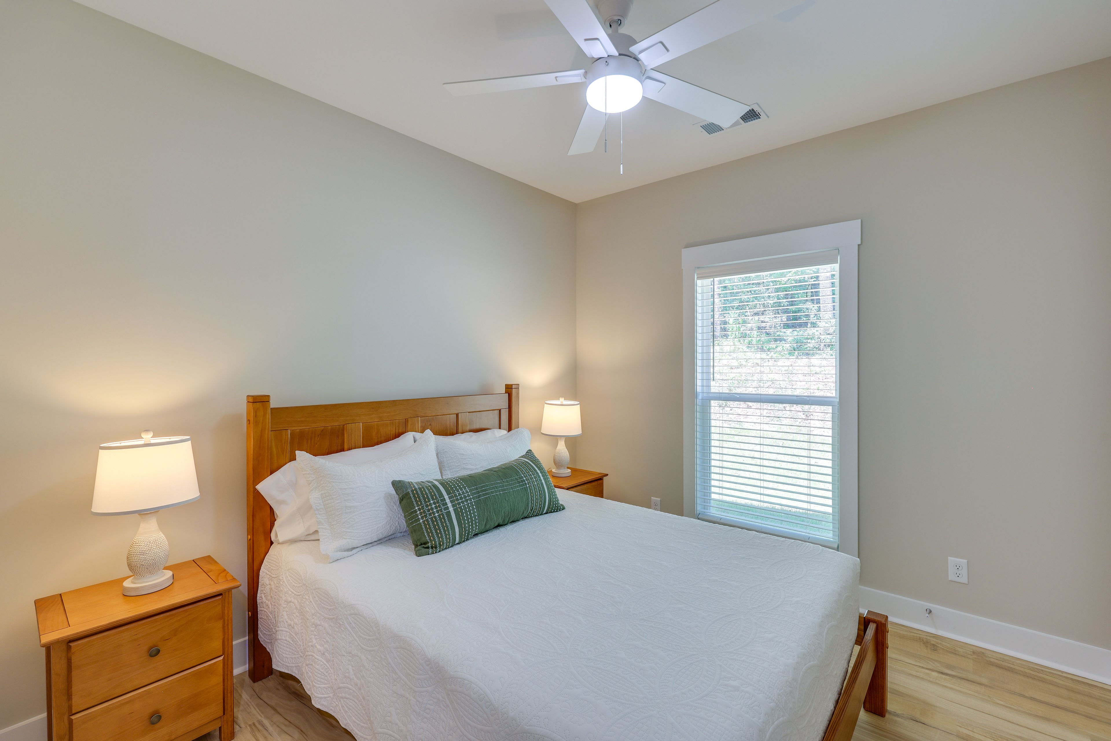 Bedroom 2 | Queen Bed