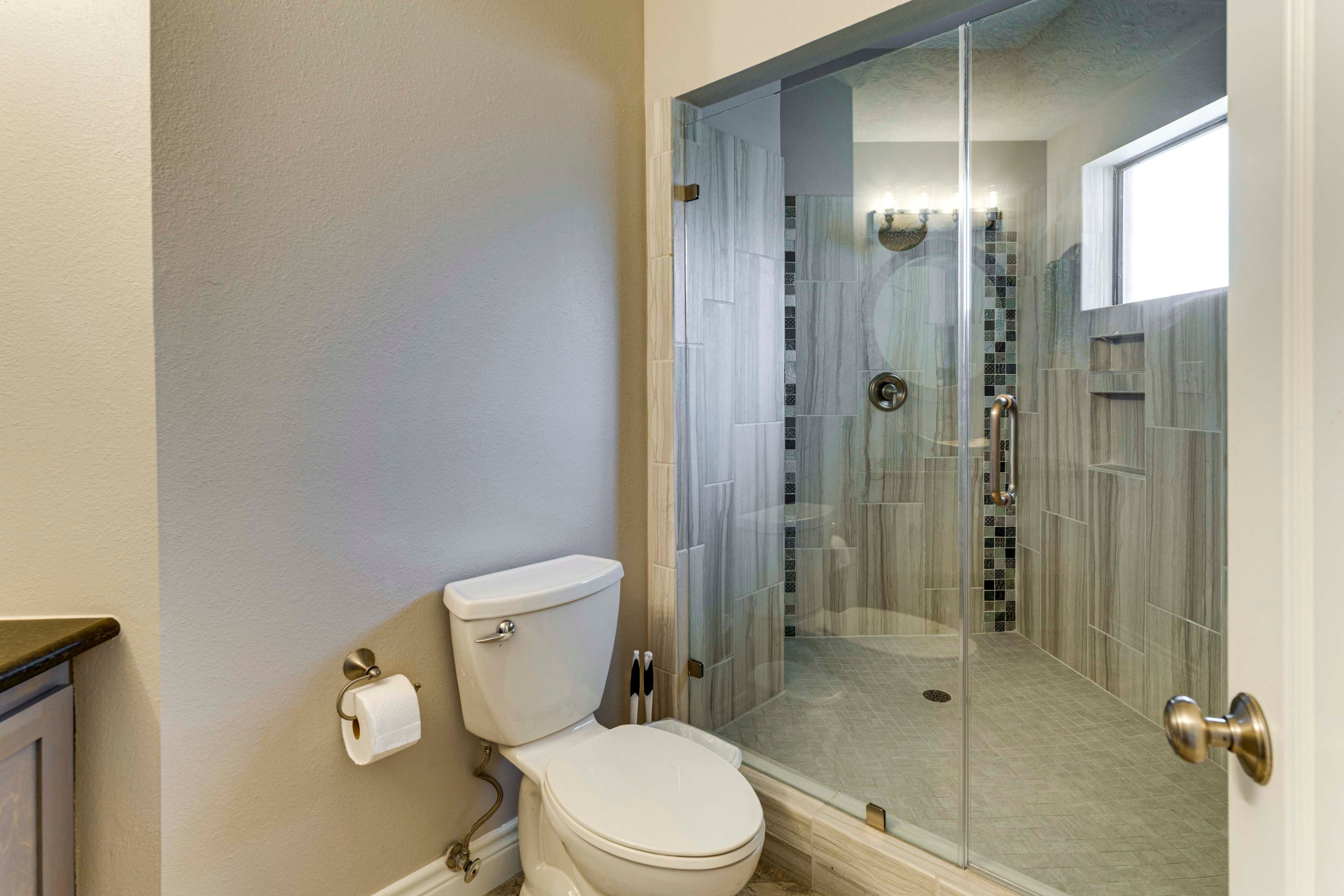 Full Bathroom | 1st Floor | Towels Provided