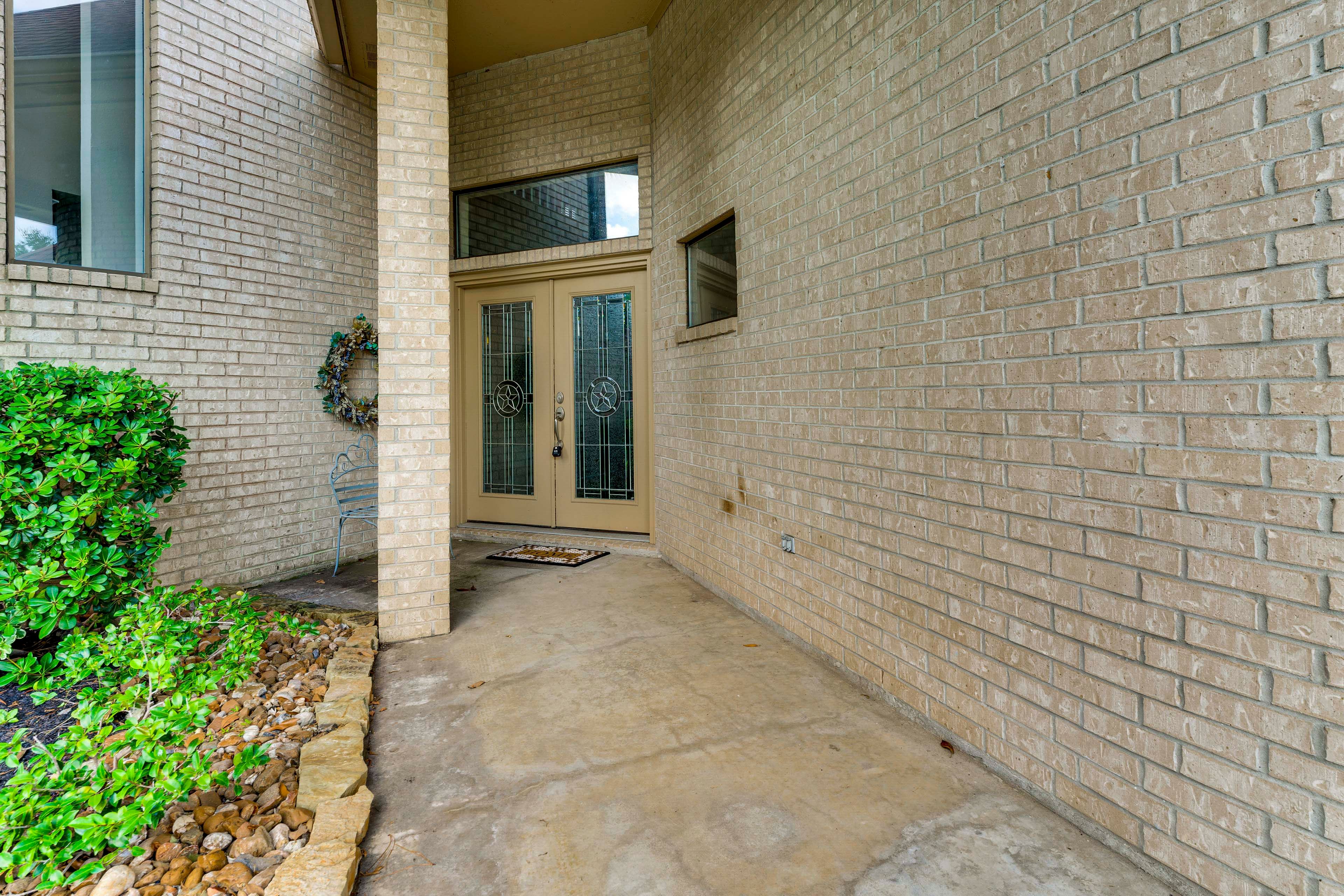 Exterior | Parking | Driveway (3 Vehicles) | Street