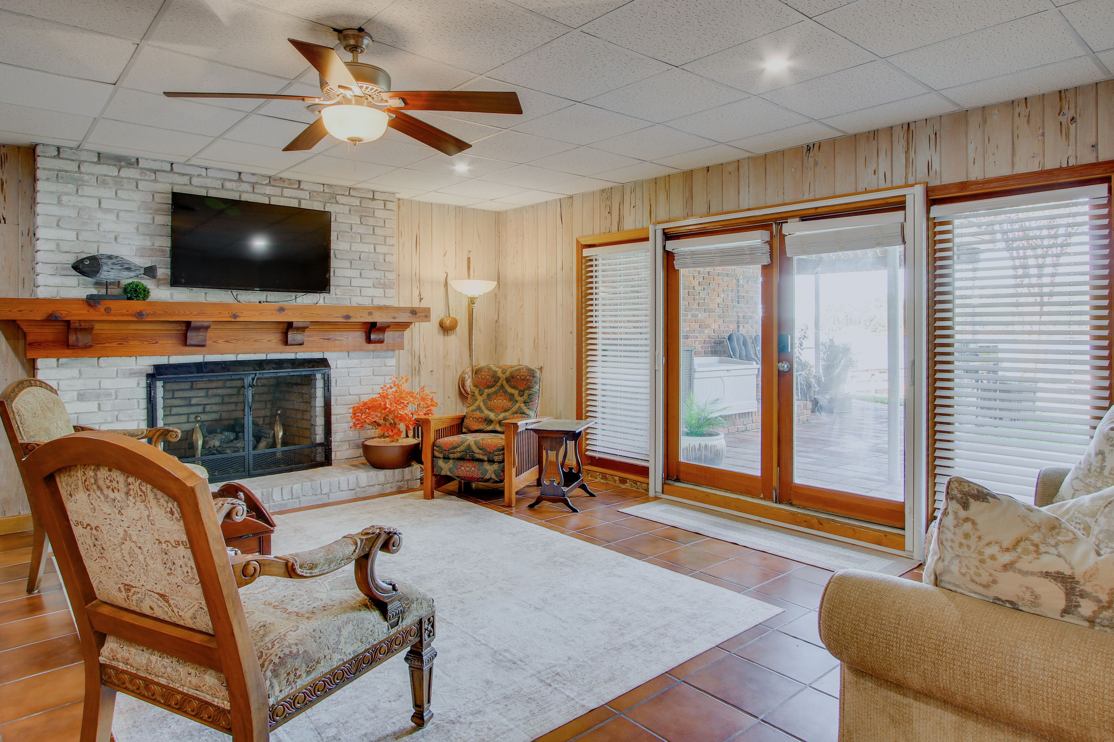 Living Room | Smart TV | Gas Fireplace | Queen Sleeper Sofa