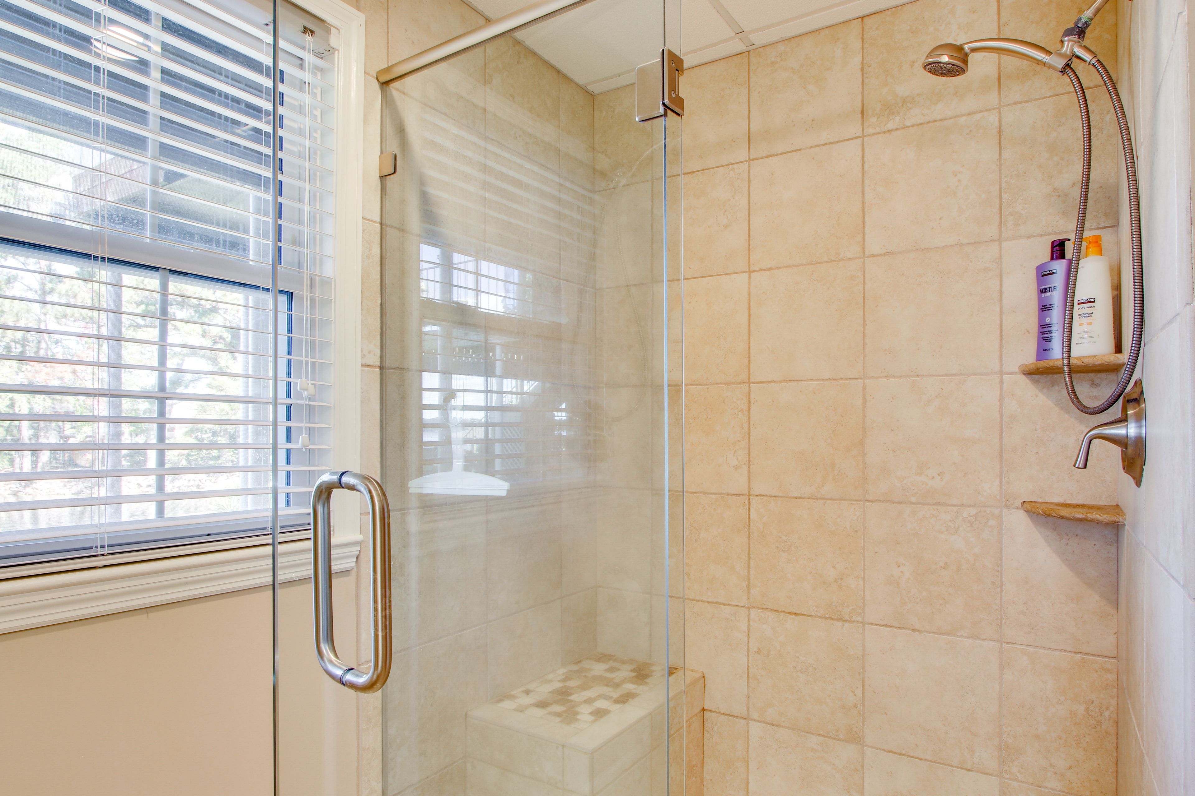 Full Bathroom | Towels Provided | Complimentary Toiletries