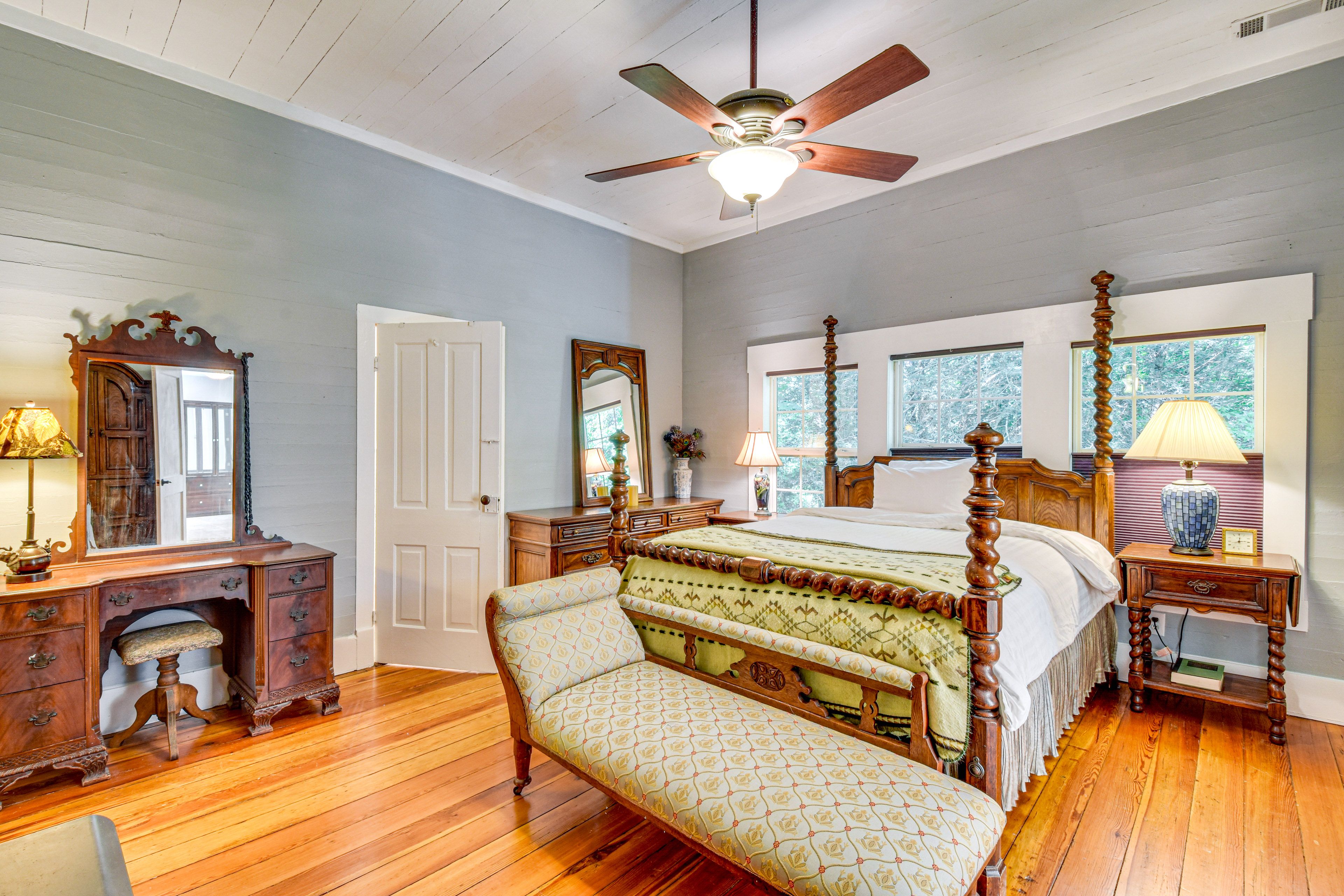 Bedroom 2 | Queen Bed