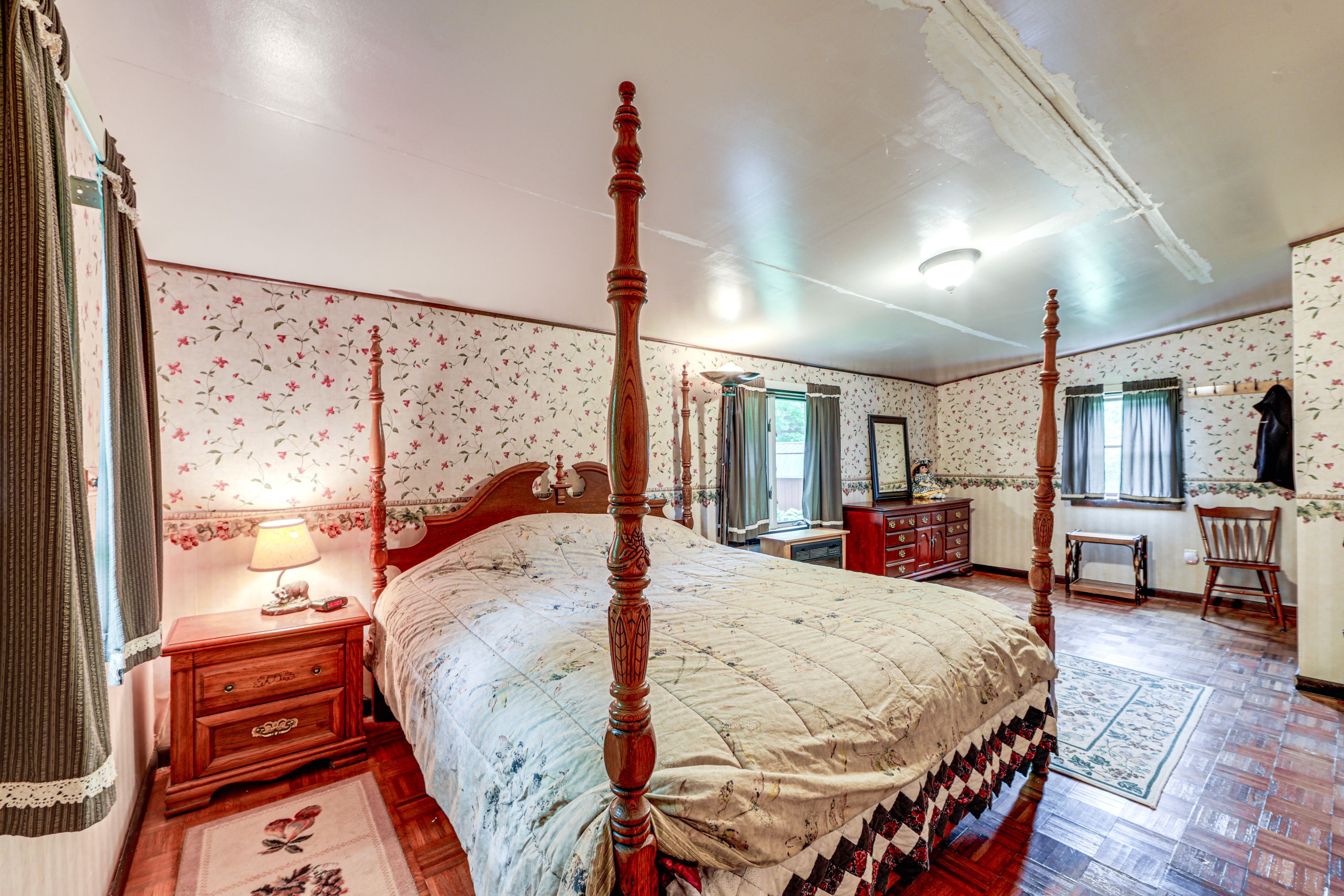 Bedroom 1 | King Bed | 1st Floor