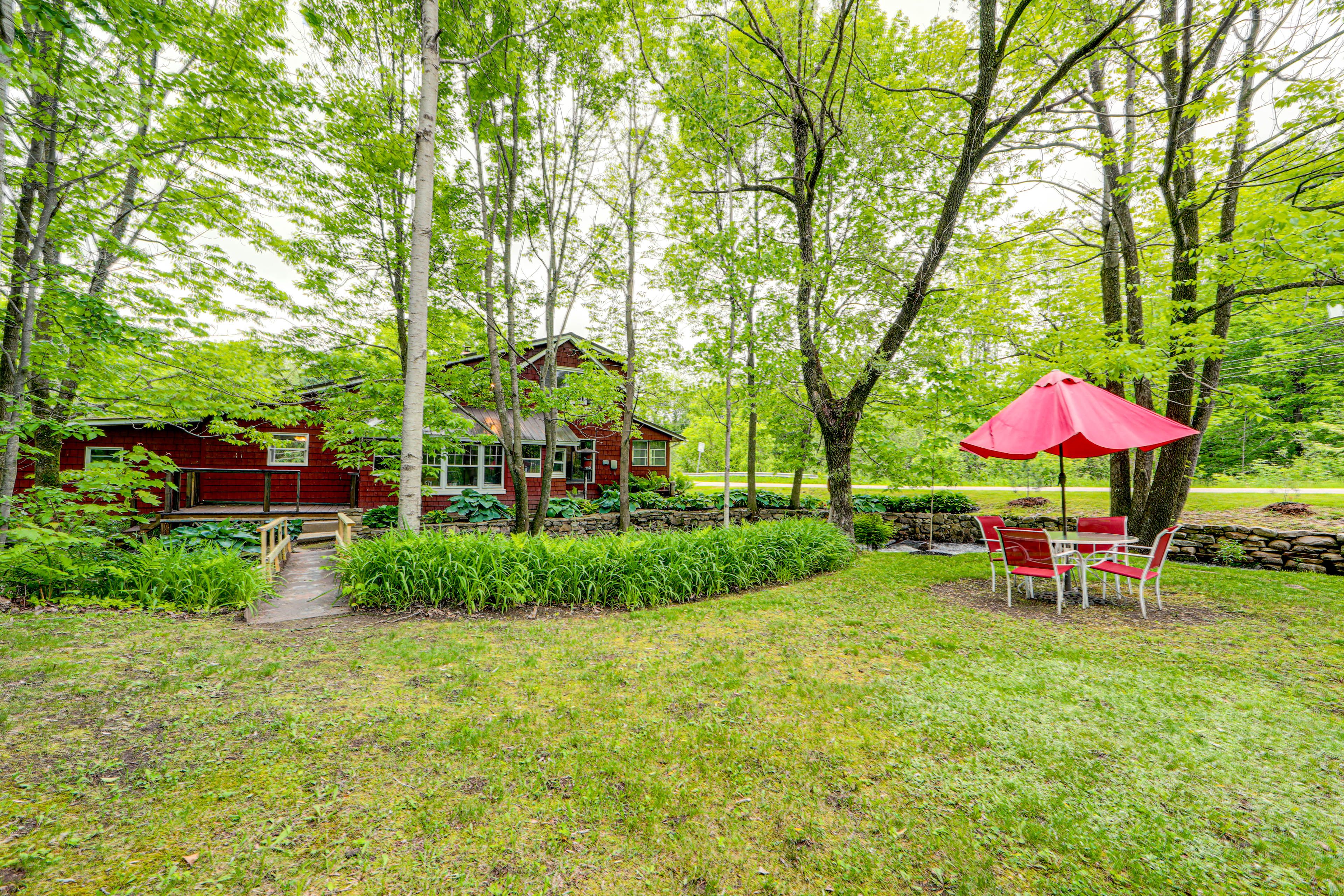 Large Yard | Wood-Burning Fire Pit
