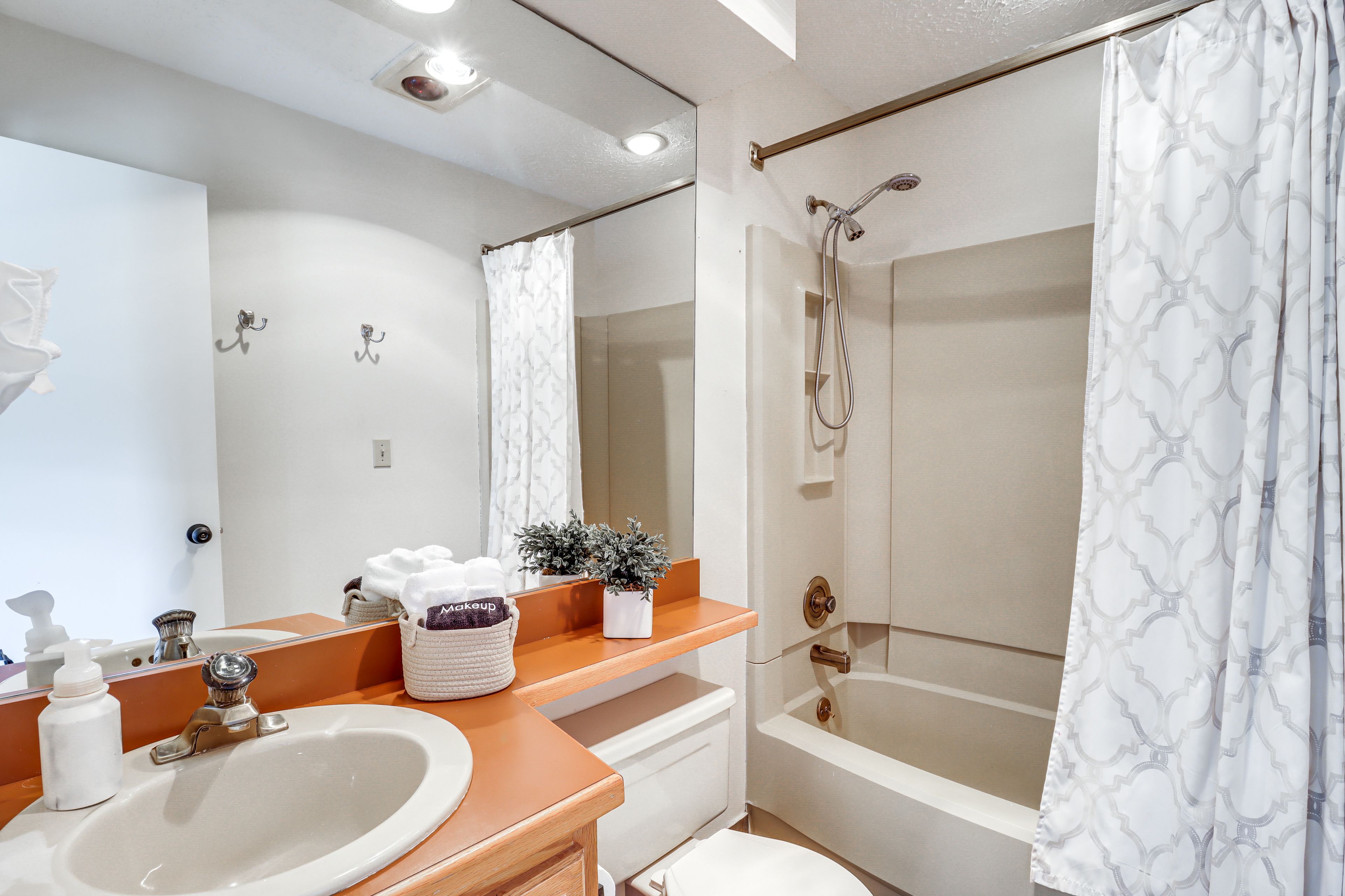 Full Bathroom | 2nd Floor | Towels Provided