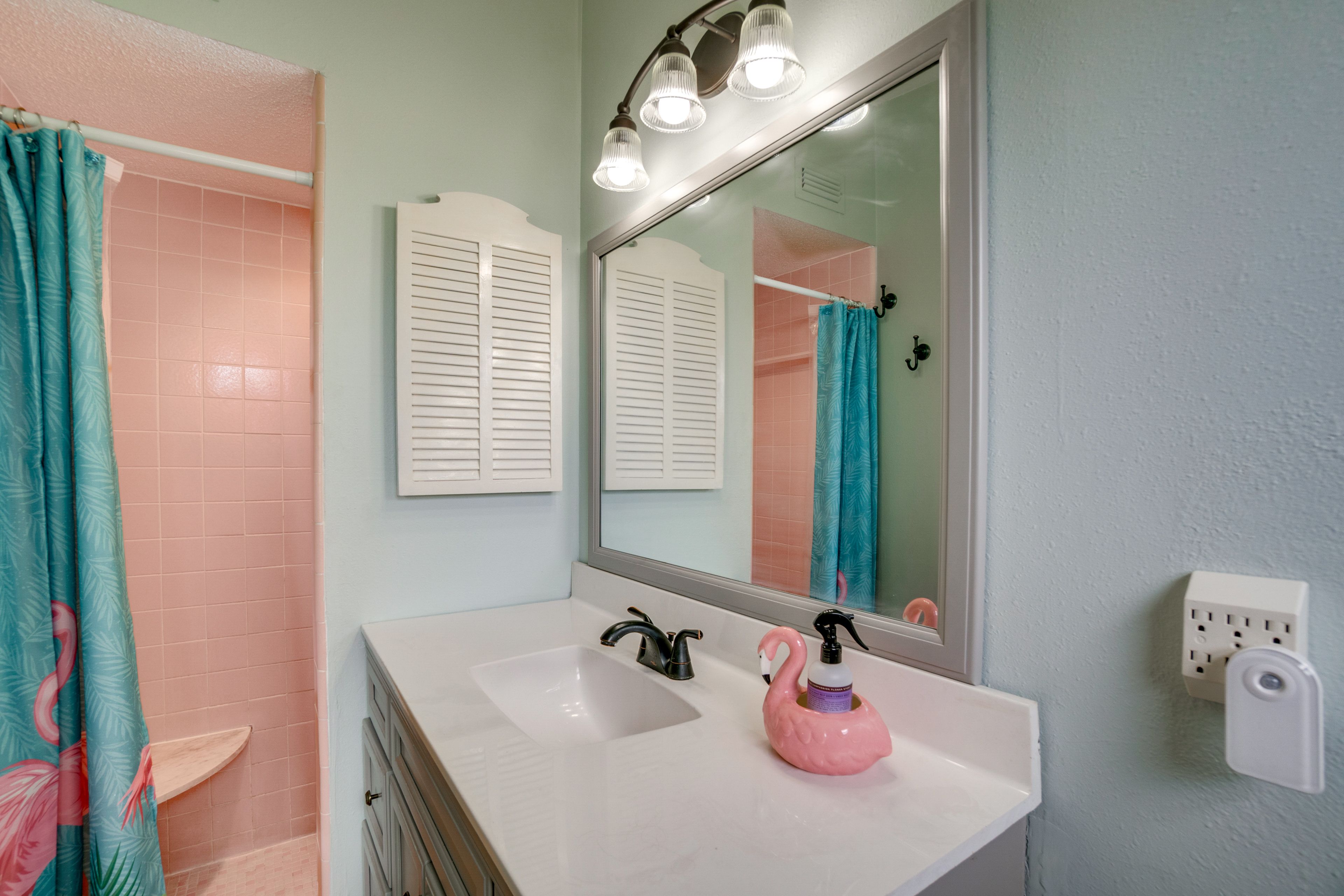 Full Bathroom | Towels Provided