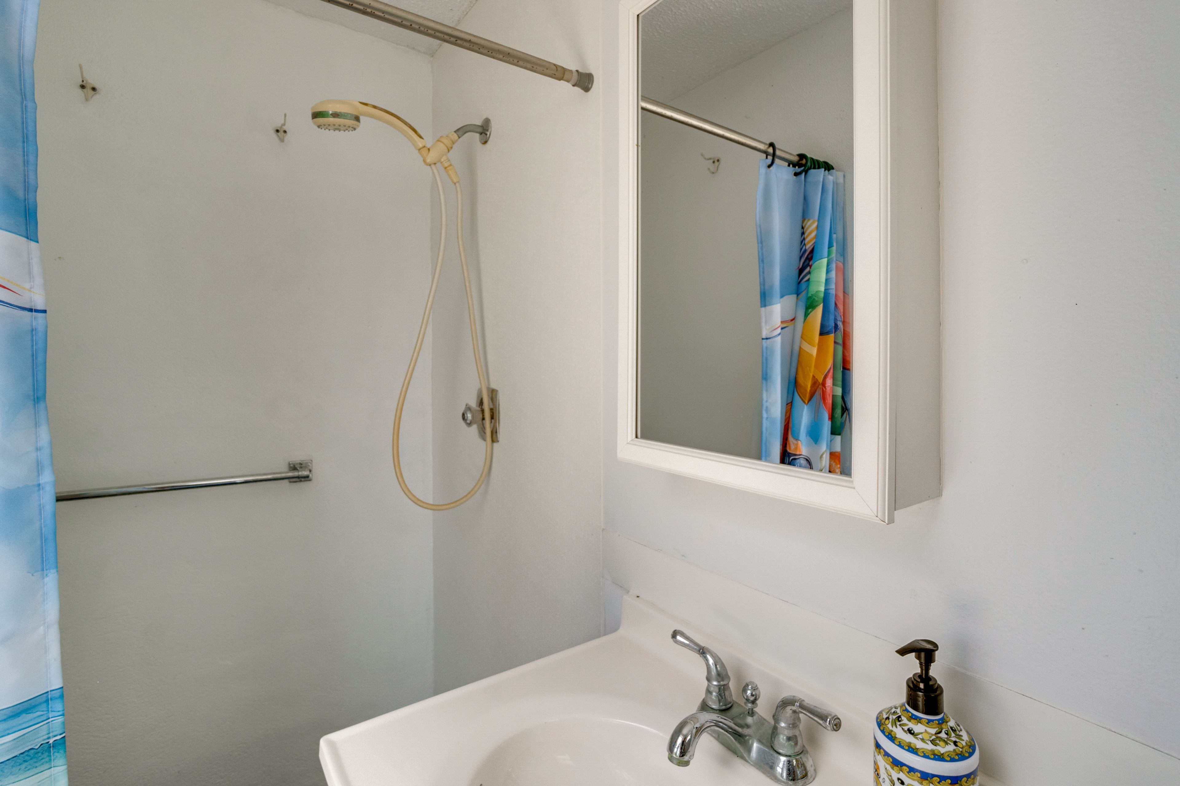 Full Bathroom (Access via Lanai)