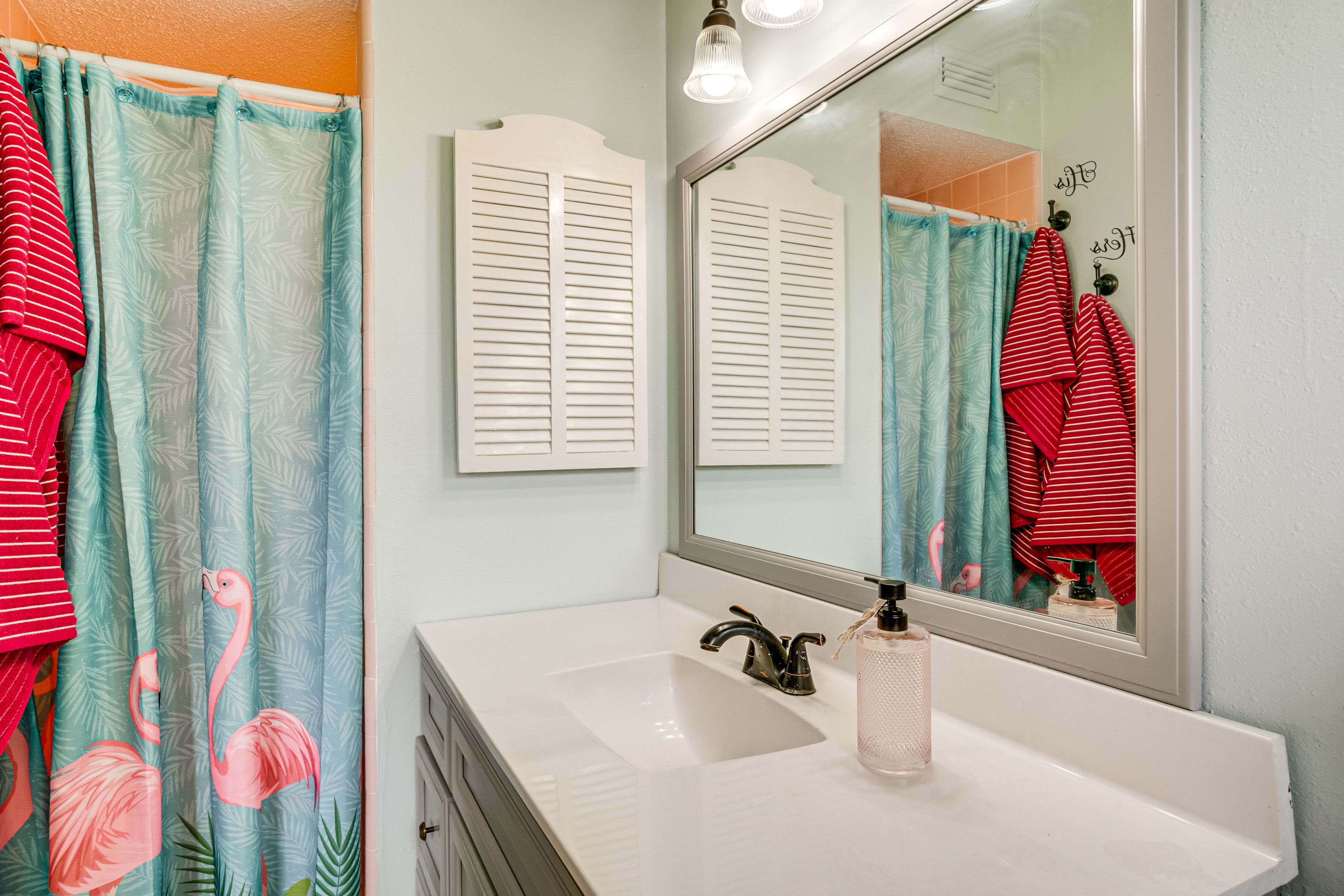 Full Bathroom | Towels Provided
