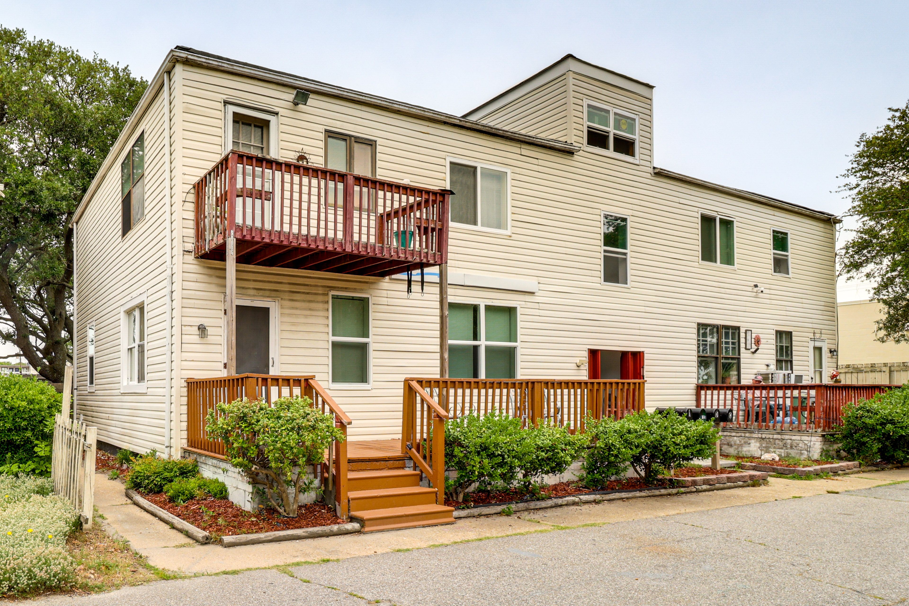 Property Exterior | Furnished Porch & Deck | Communal Yard