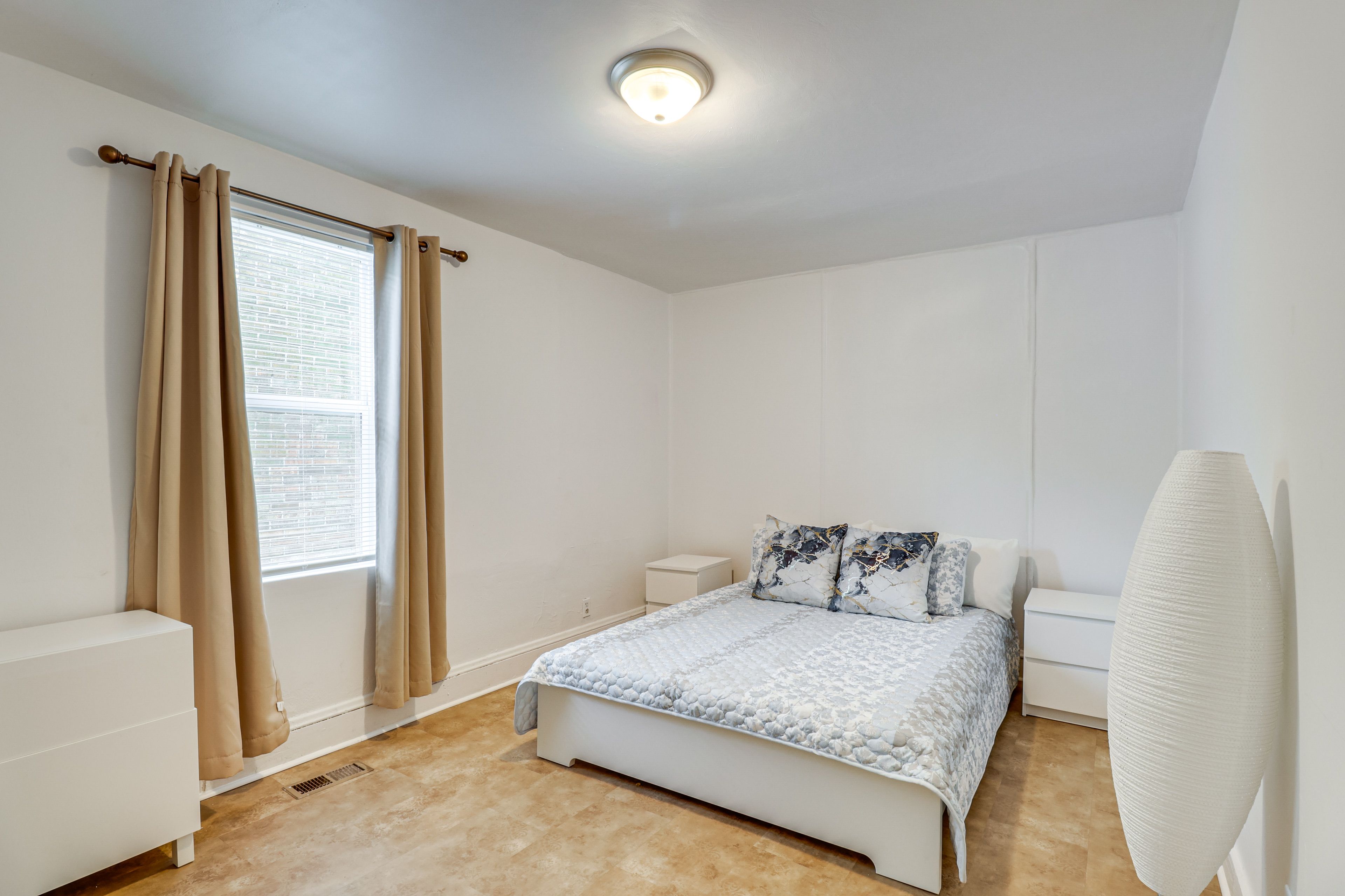 Bedroom 2 | Queen Bed | Laptop-Friendly Workspace