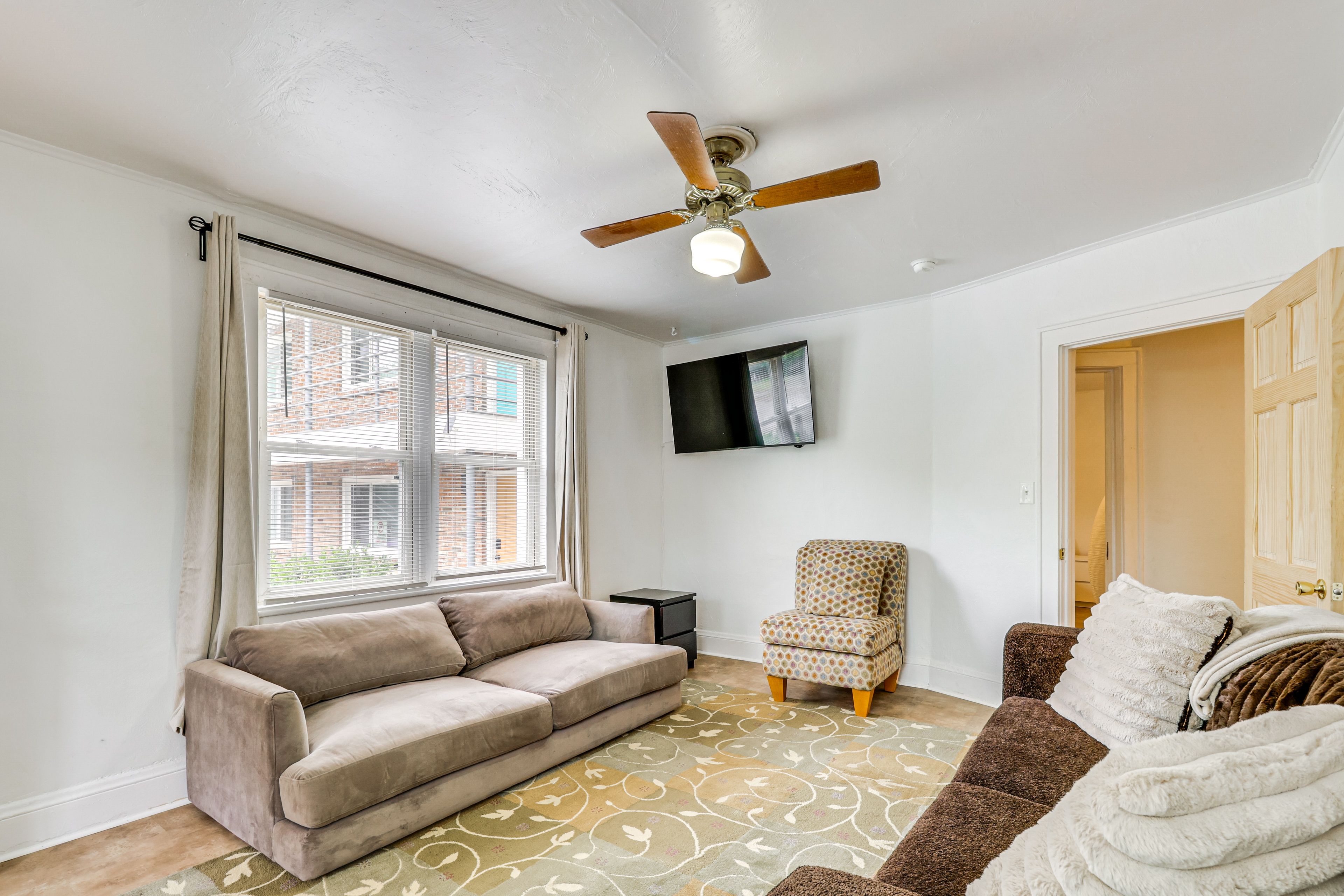 Living Room | Smart TV | Board Games