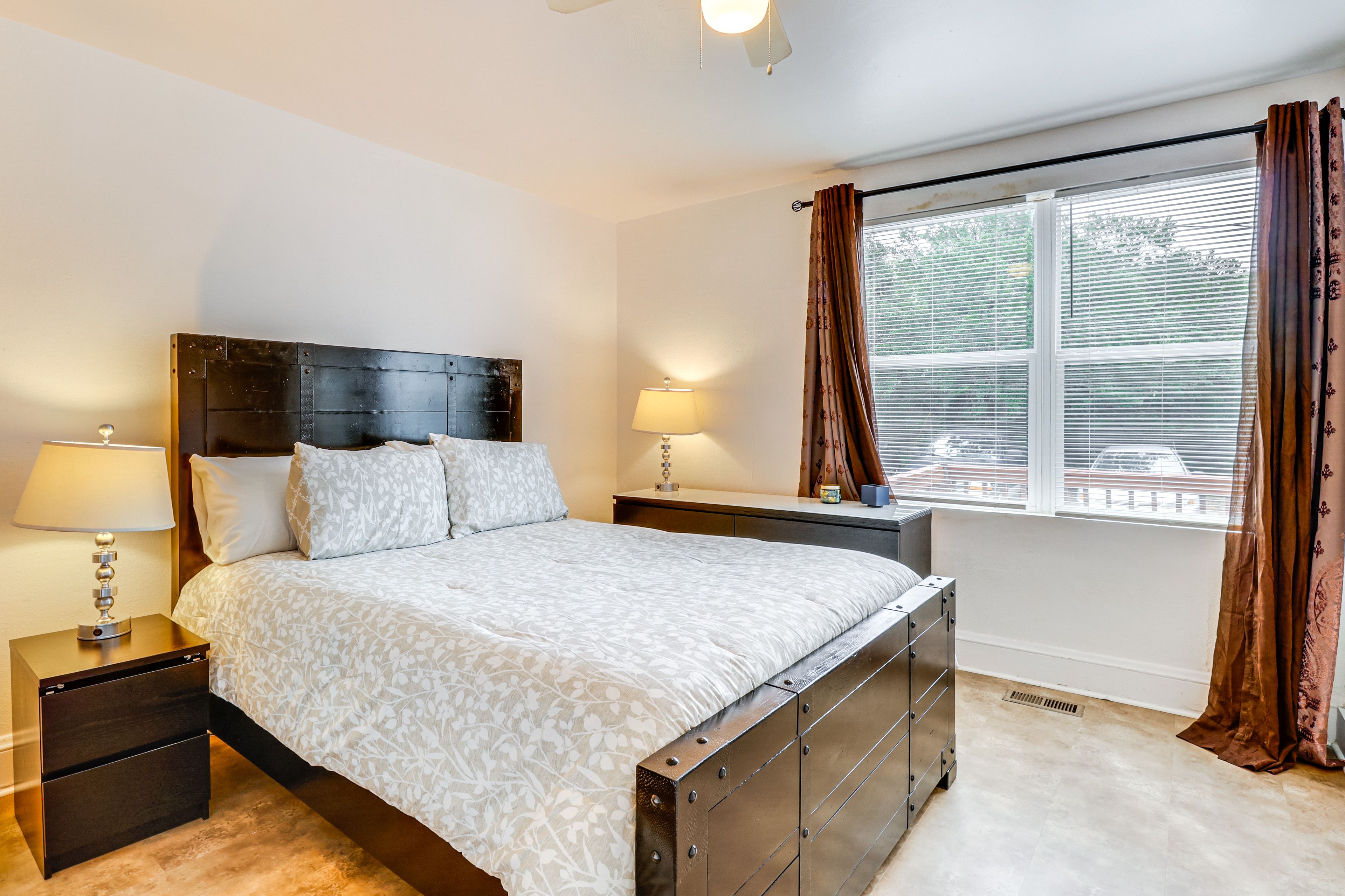 Bedroom 1 | Queen Bed