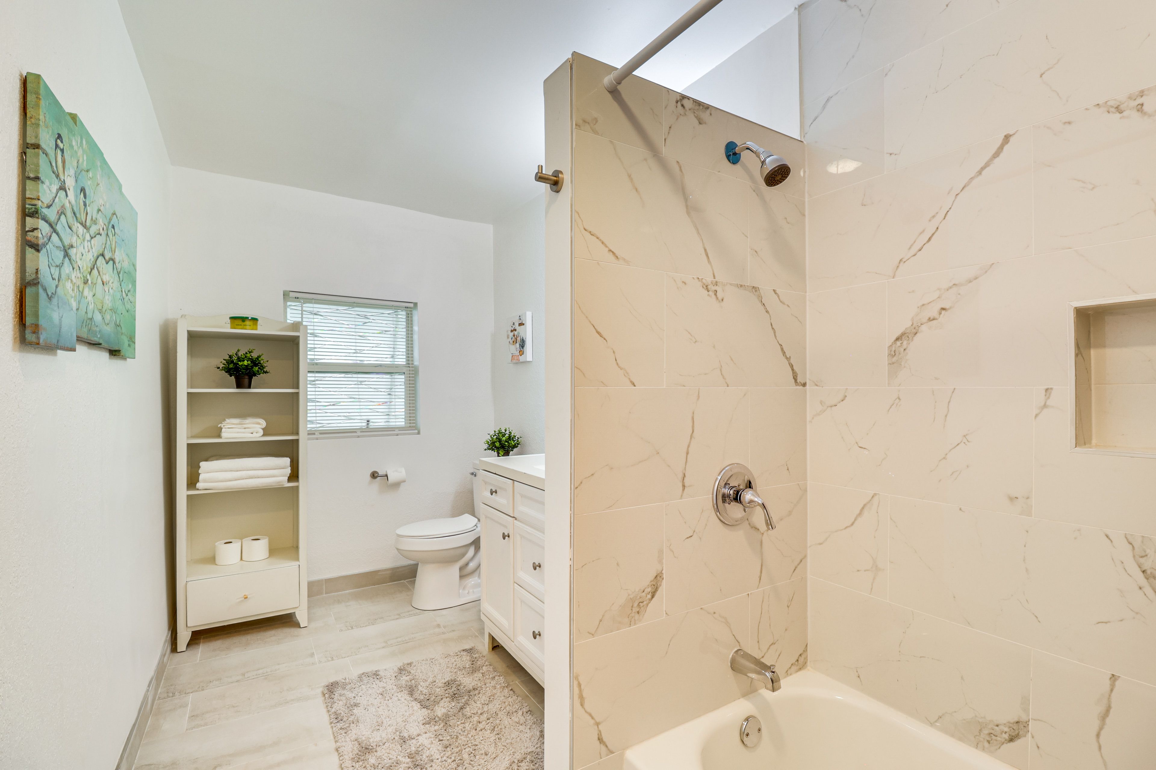 Full Bathroom | Towels Provided | Complimentary Toiletries