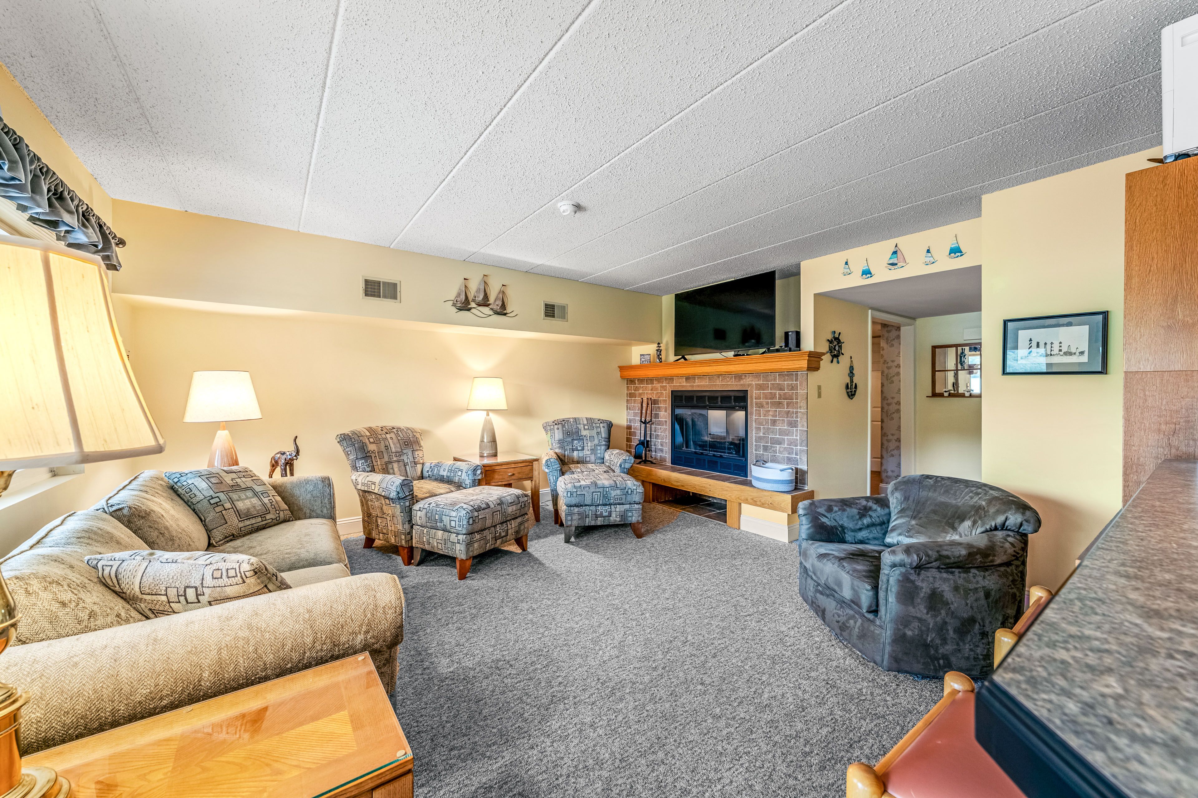 Living Room | Smart TV | Free WiFi | Central A/C & Heating