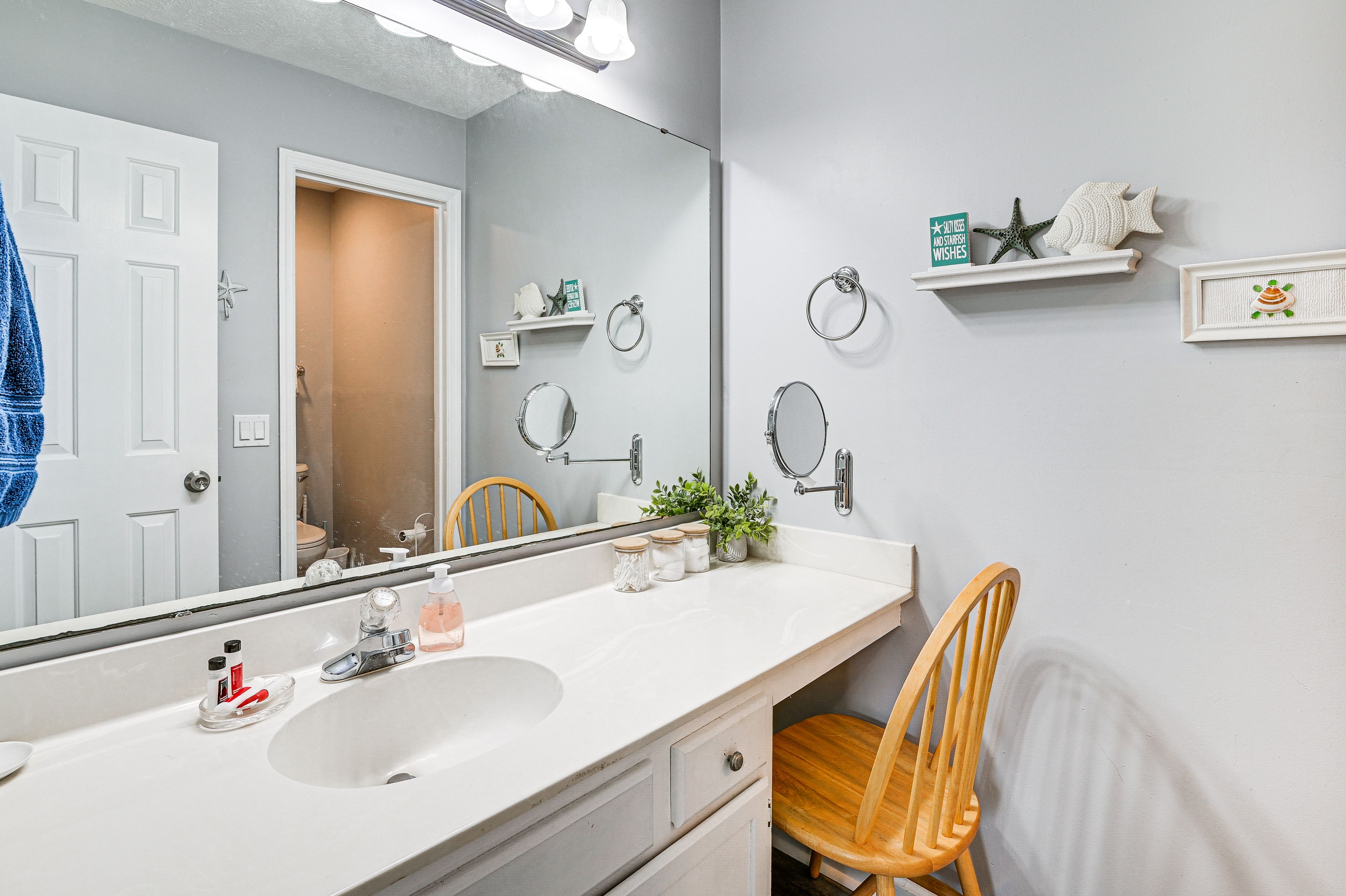 Full Bathroom | Towels Provided