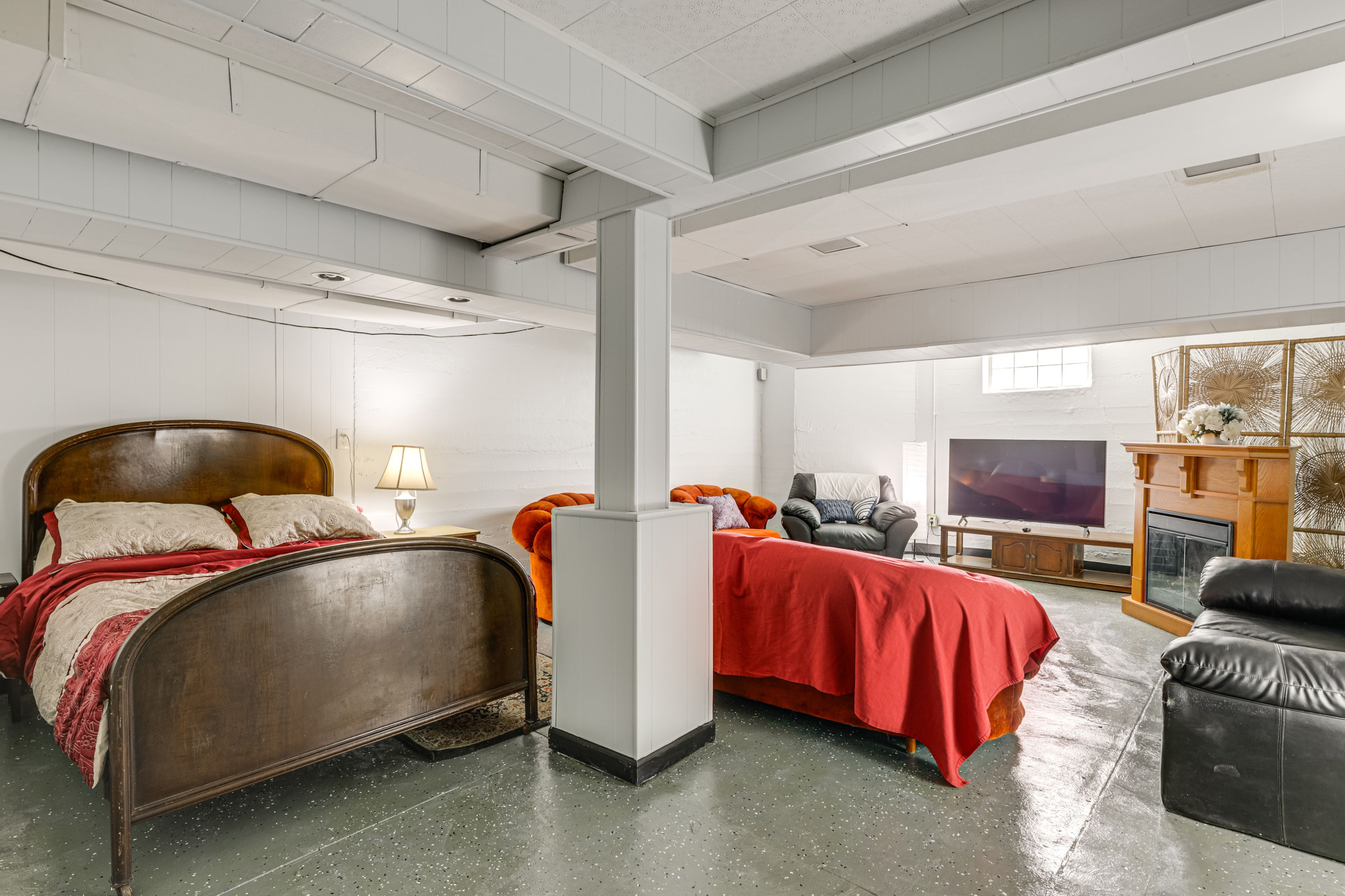 Basement Living Room | Queen Bed | Smart TV | Fireplace