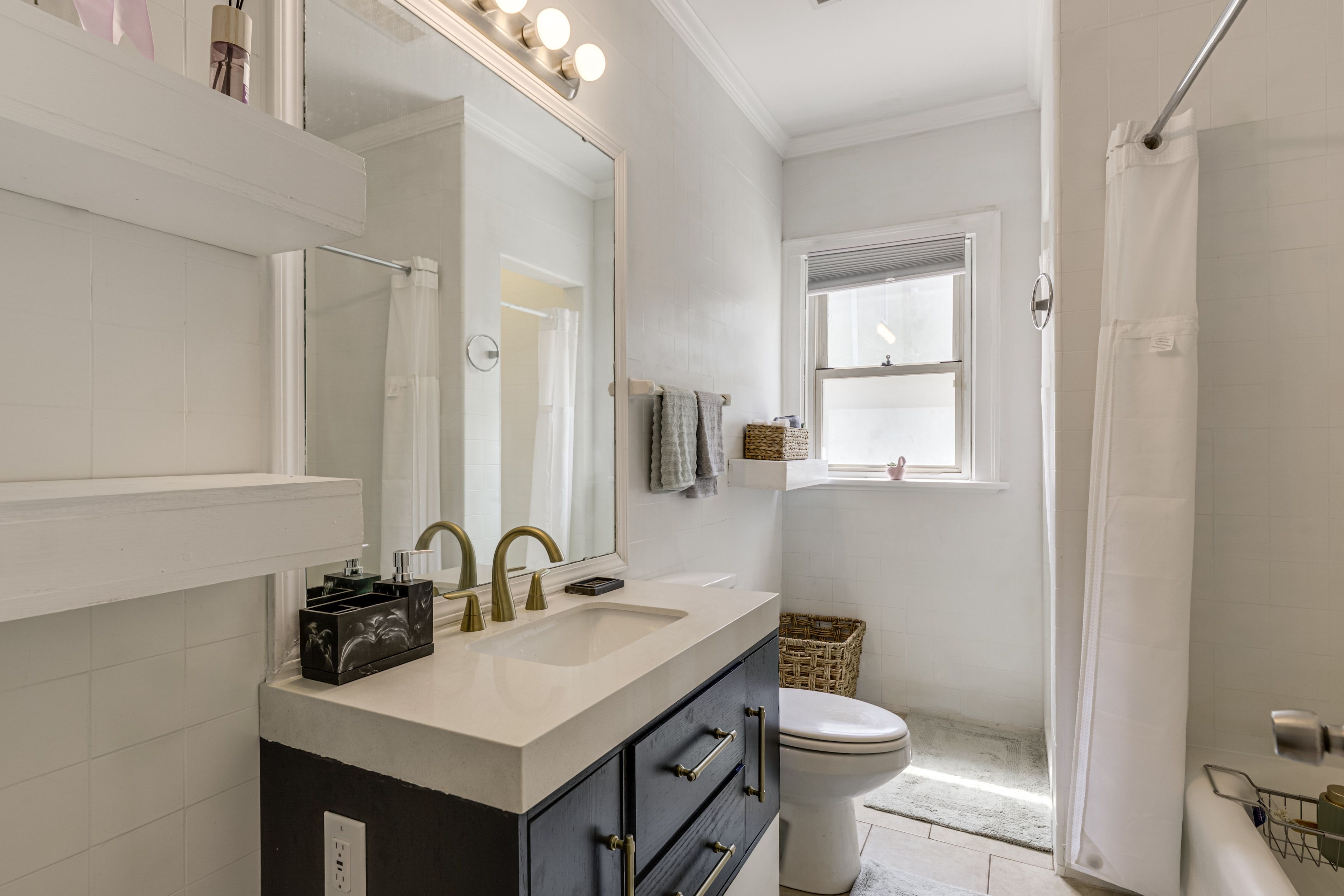 Full Bathroom | 1st Floor | Towels Provided