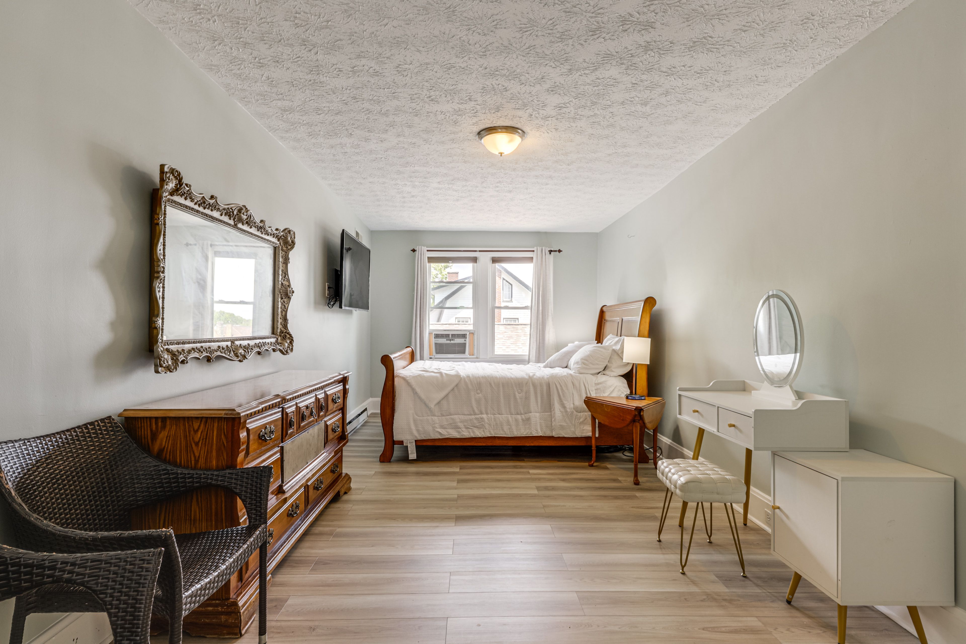 Bedroom 3 | 2nd Floor | Queen Bed | Smart TV | Vanity