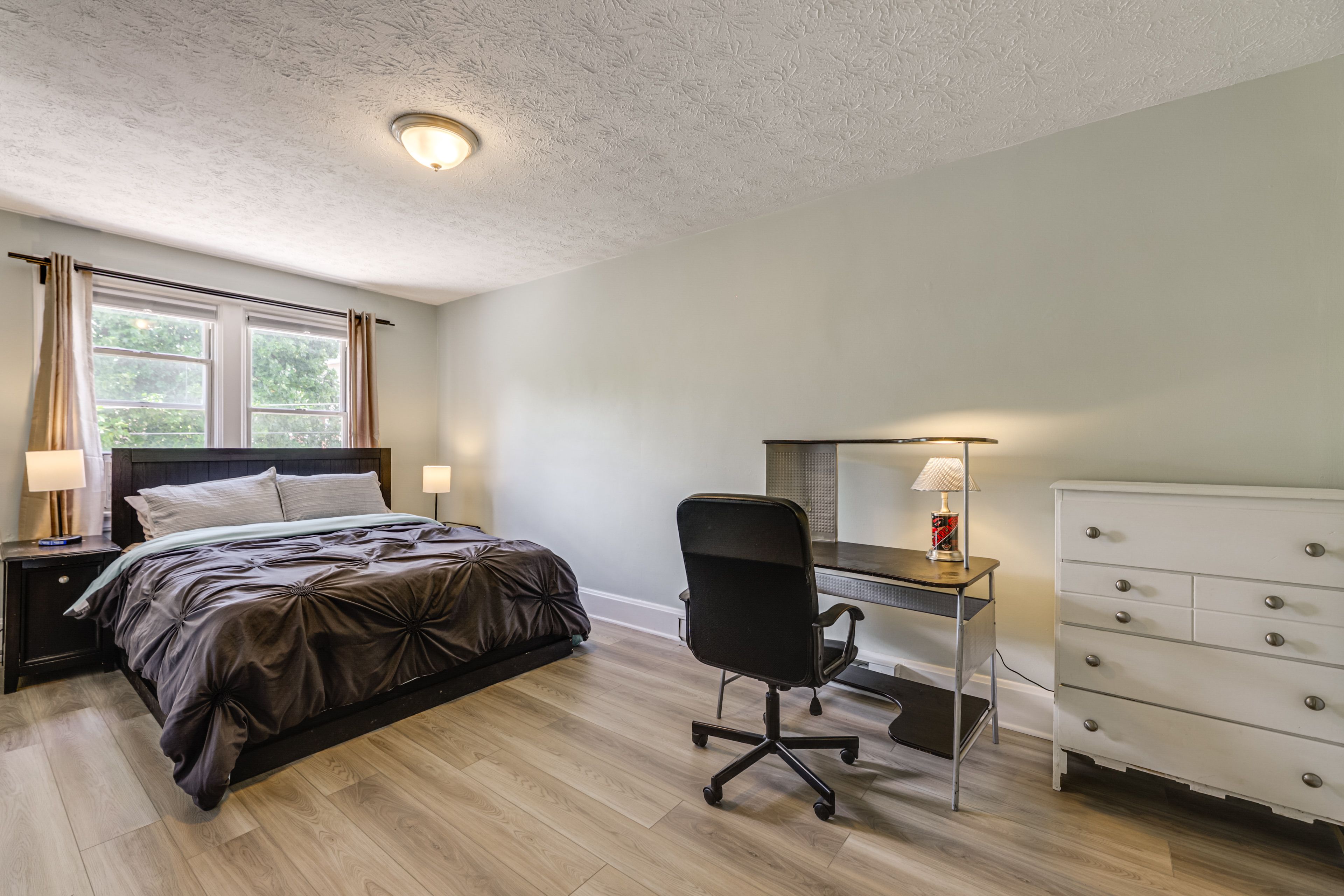 Bedroom 4 | 2nd Floor | Queen Bed | Laptop-Friendly Workspace