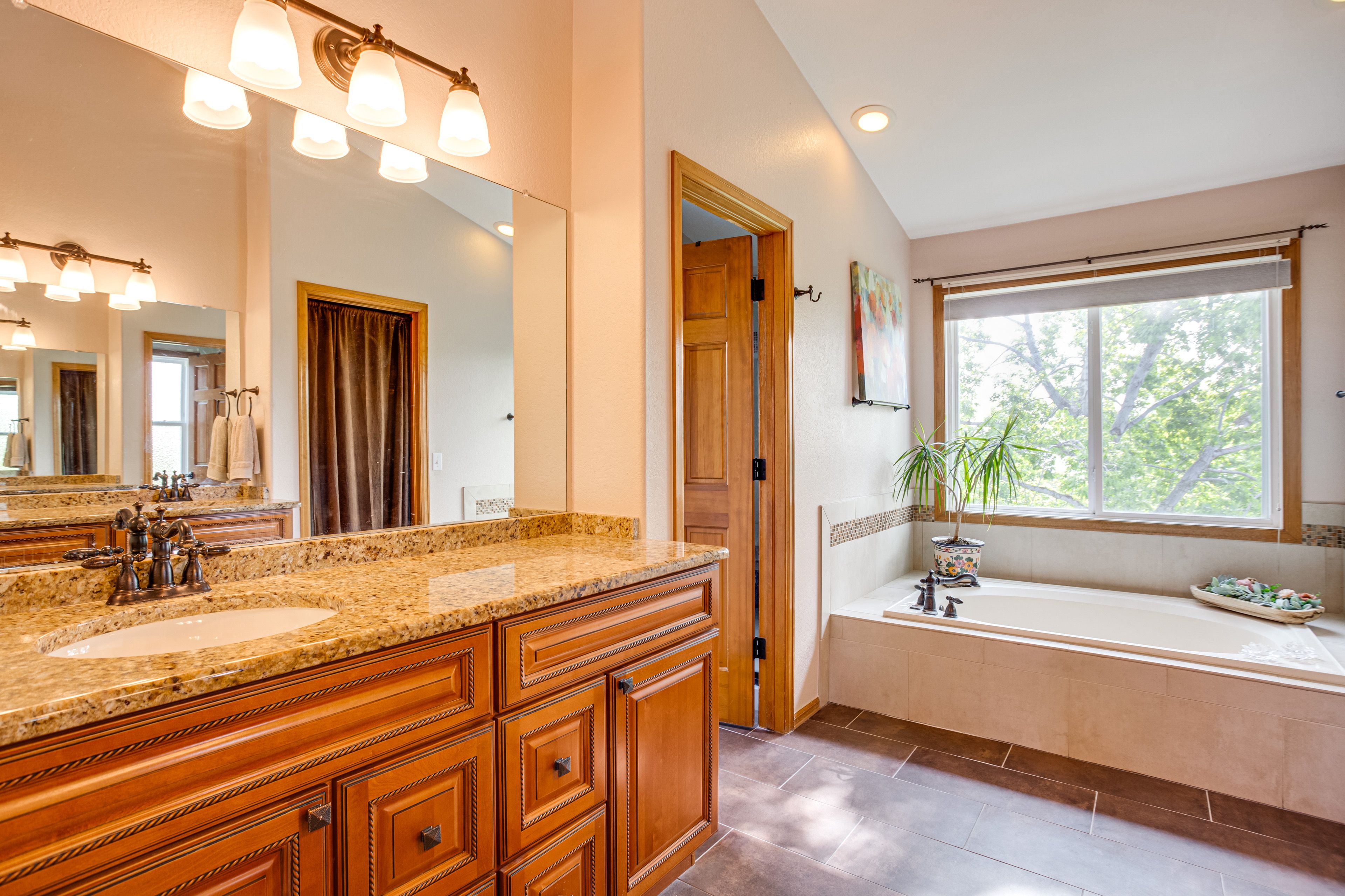 En-Suite Bathroom | 2nd Floor | Towels Provided