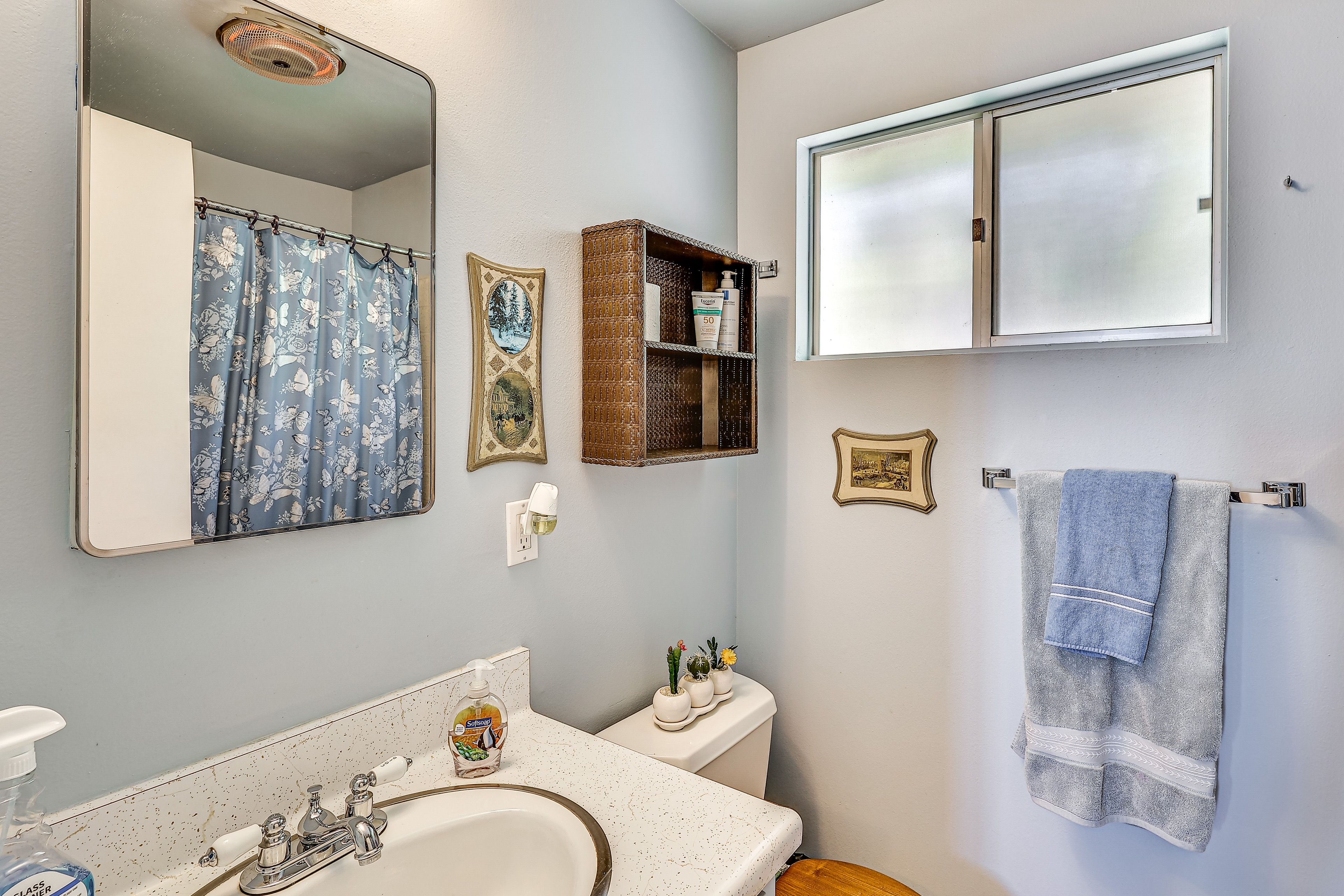 Full Bathroom | Main Floor | Towels Provided