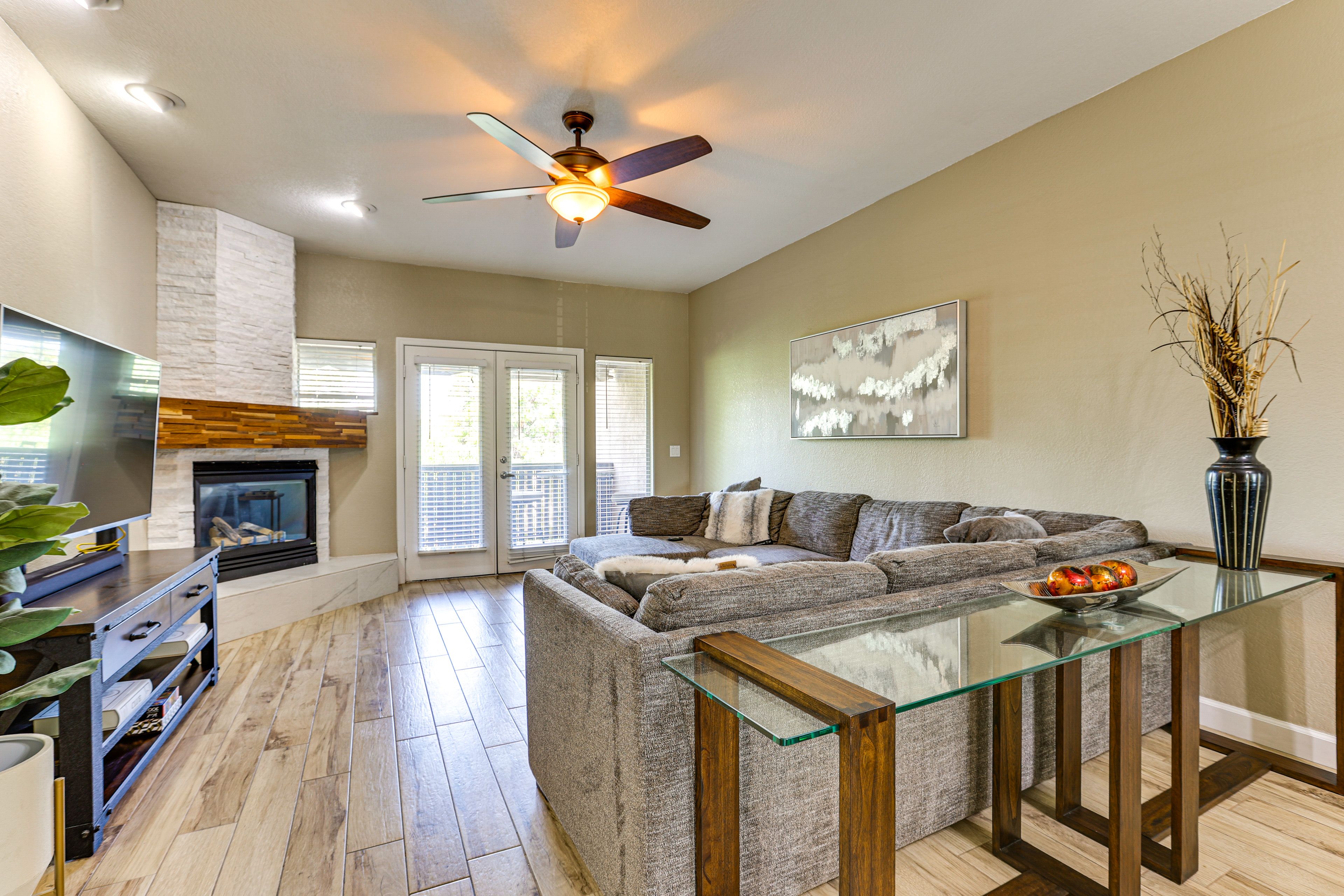 Living Room | Free WiFi | Smart TV | Central A/C | Fireplace